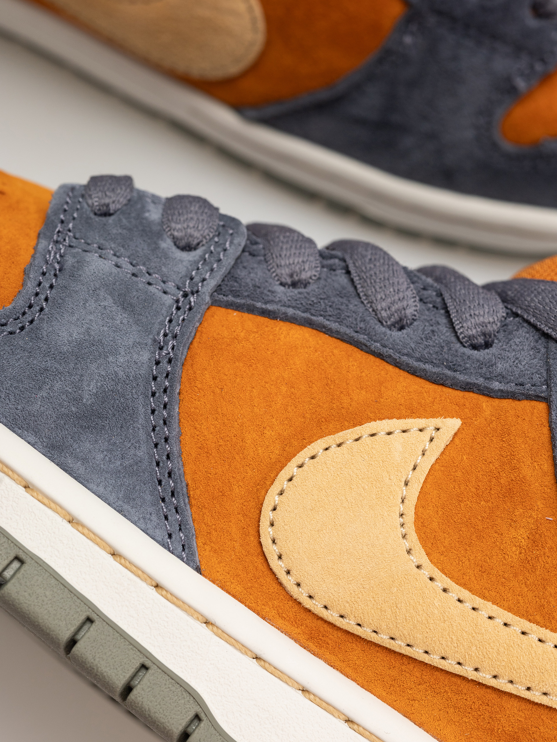 Boty Nike SB Dunk Low Pro (light carbon/sesame monarch summit white)