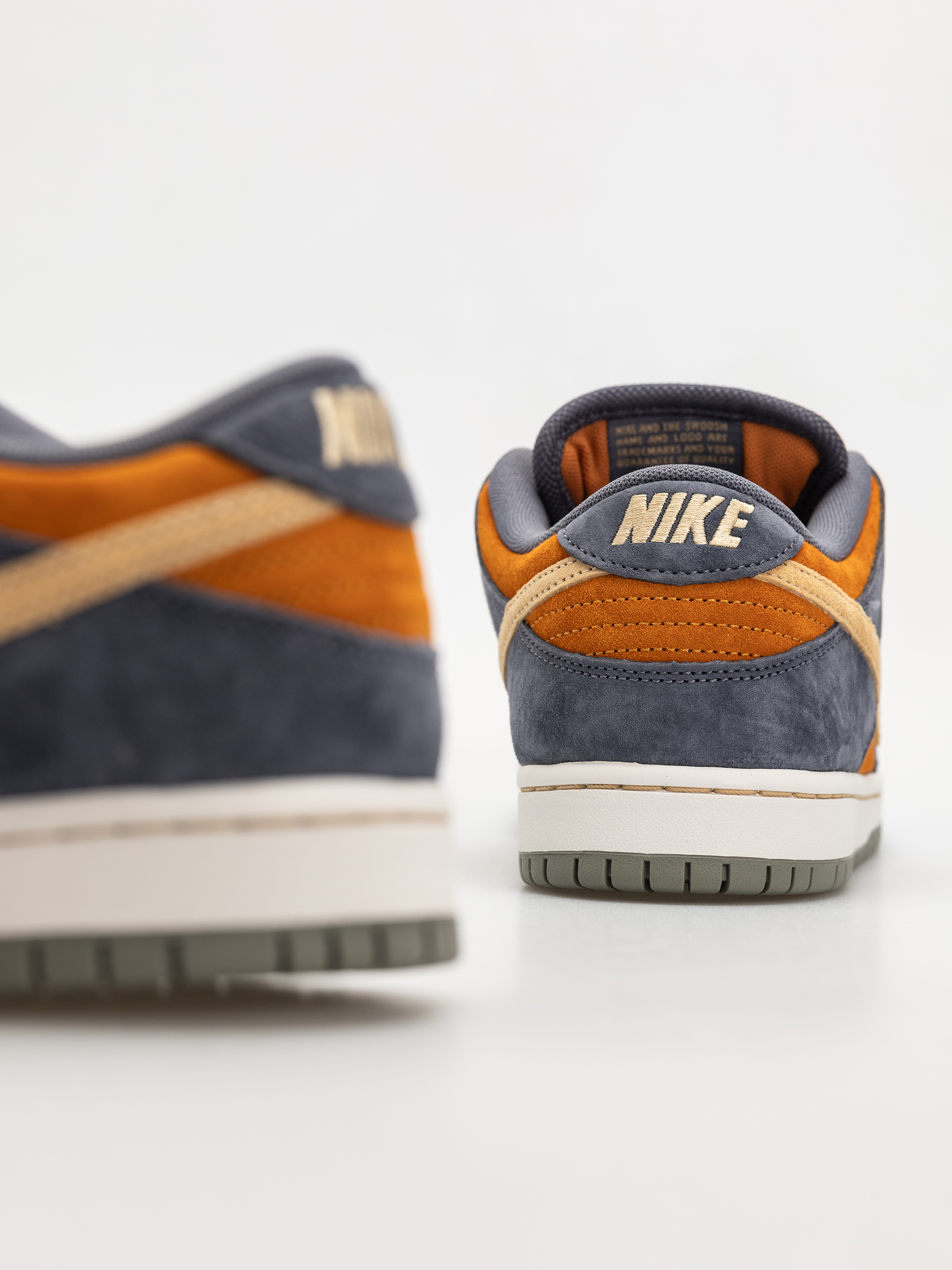 Boty Nike SB Dunk Low Pro (light carbon/sesame monarch summit white)