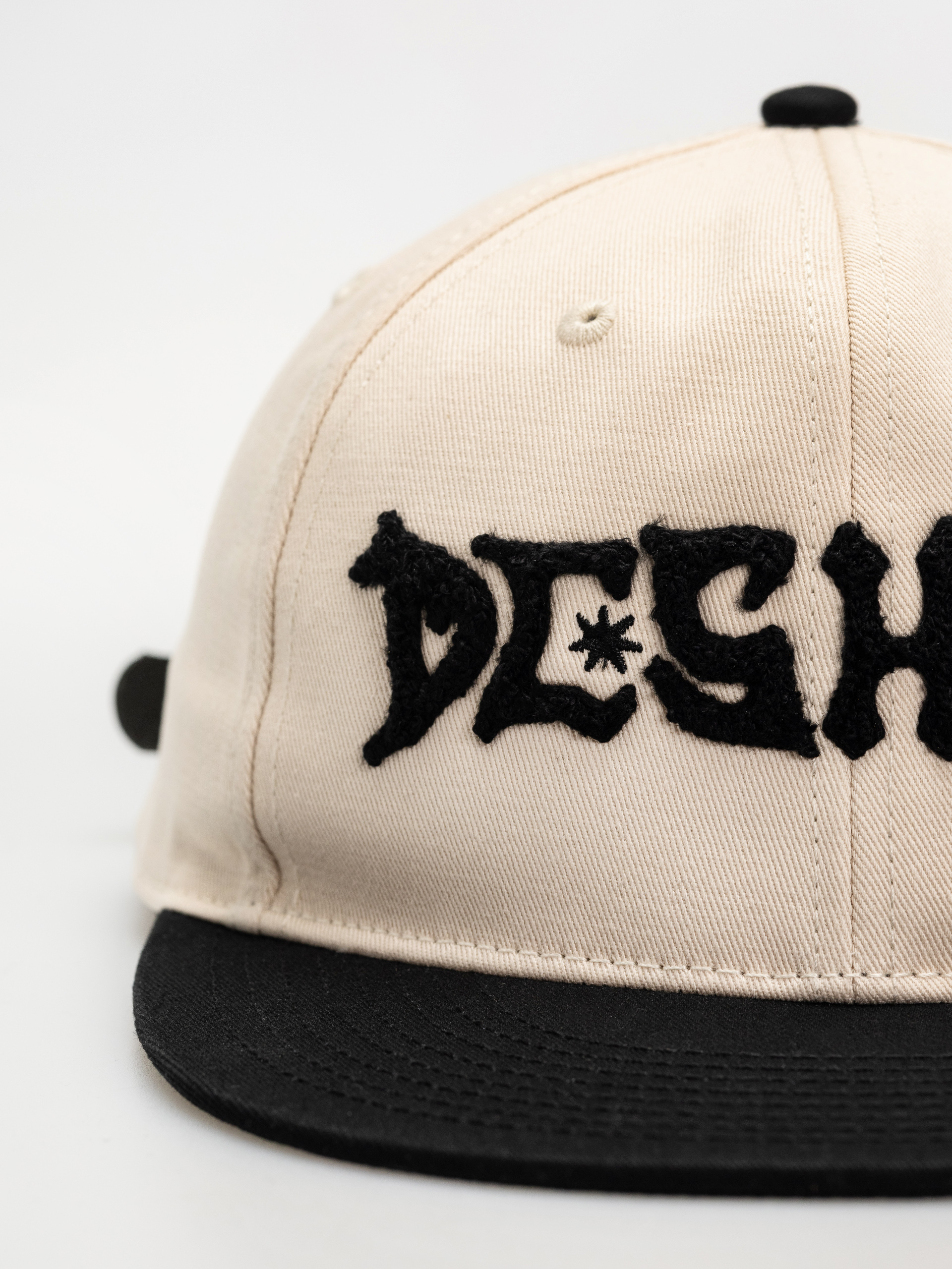 Kšiltovka  DC Mosh Pit Strapback (lily white/black)