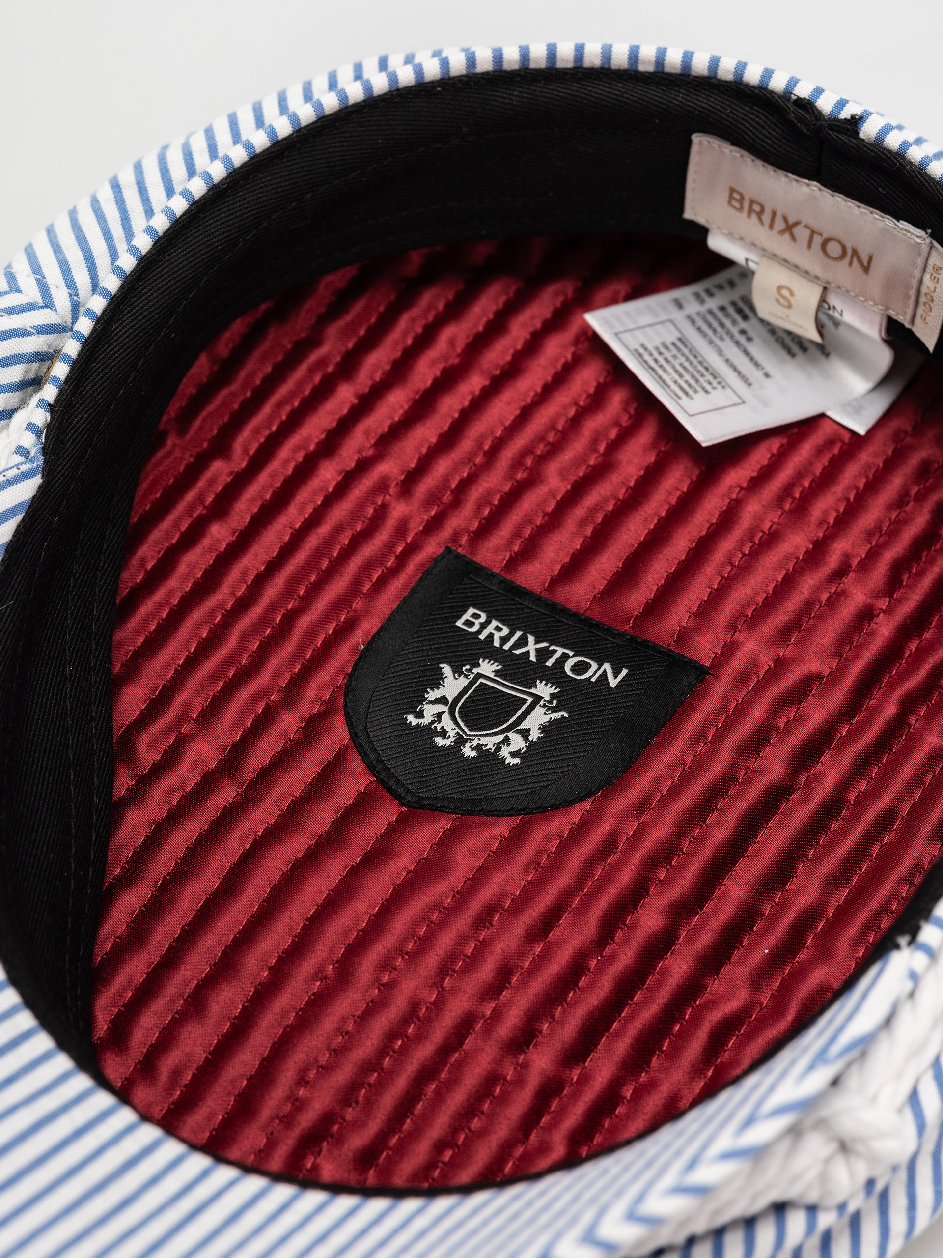 Klobouk s kšiltem Brixton Fiddler Cap (off white/blue seersucker)