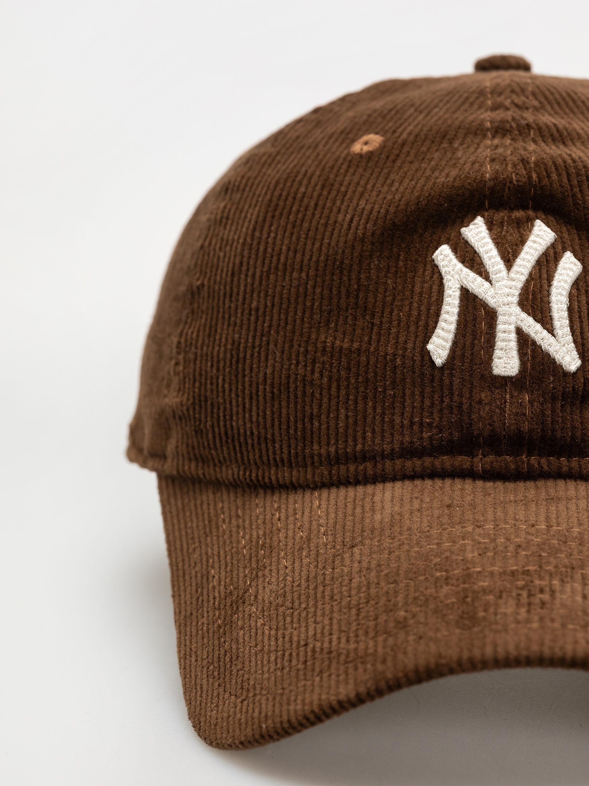 Kšiltovka  New Era Premium Cord 9Twenty New York Yankees (dark brown)