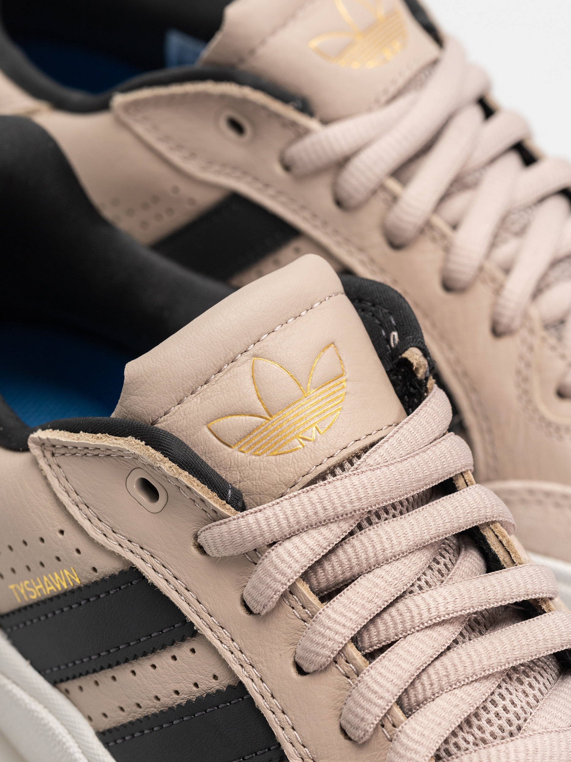 Boty adidas Tyshawn Low (wontau/carbon/goldmt)