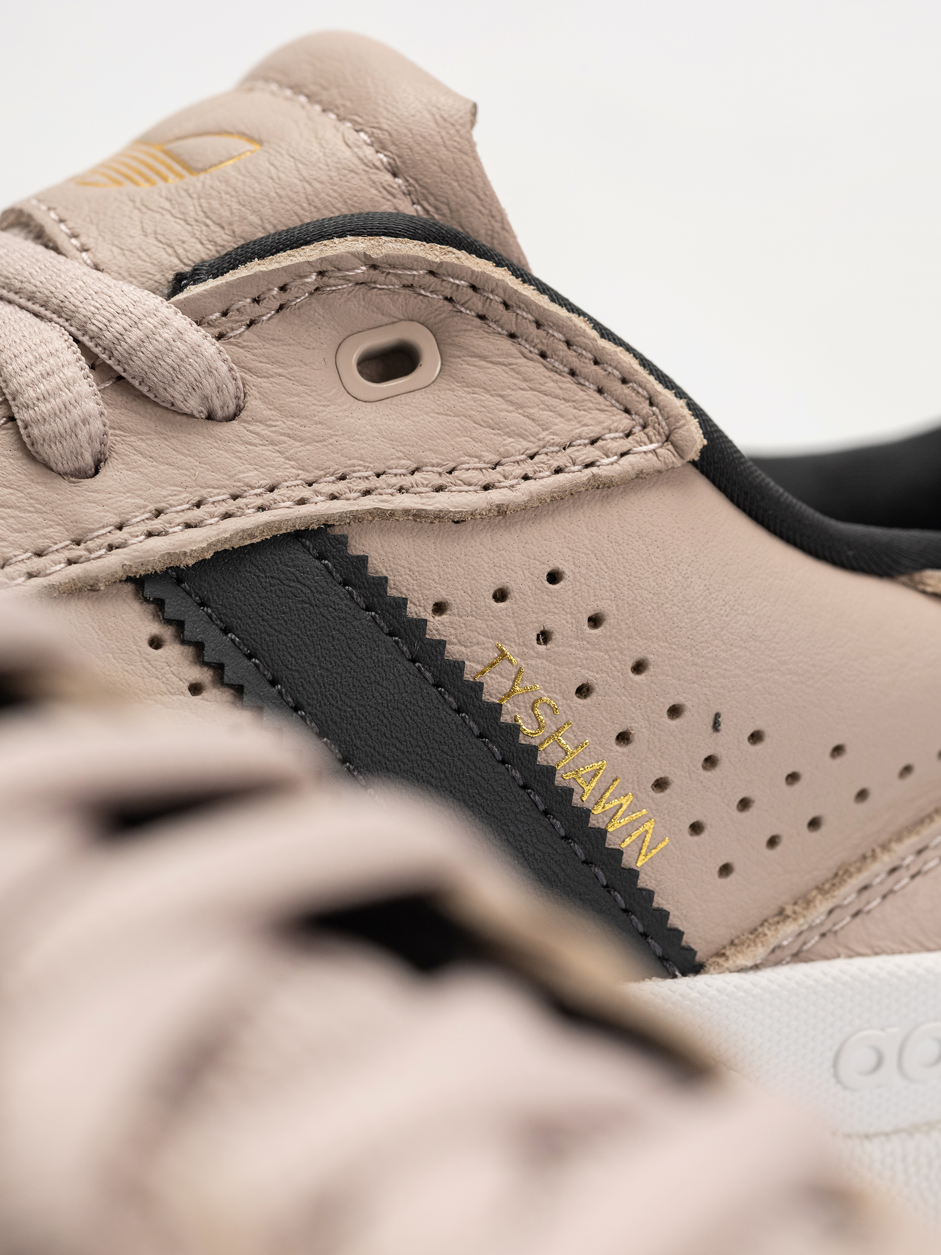 Boty adidas Tyshawn Low (wontau/carbon/goldmt)