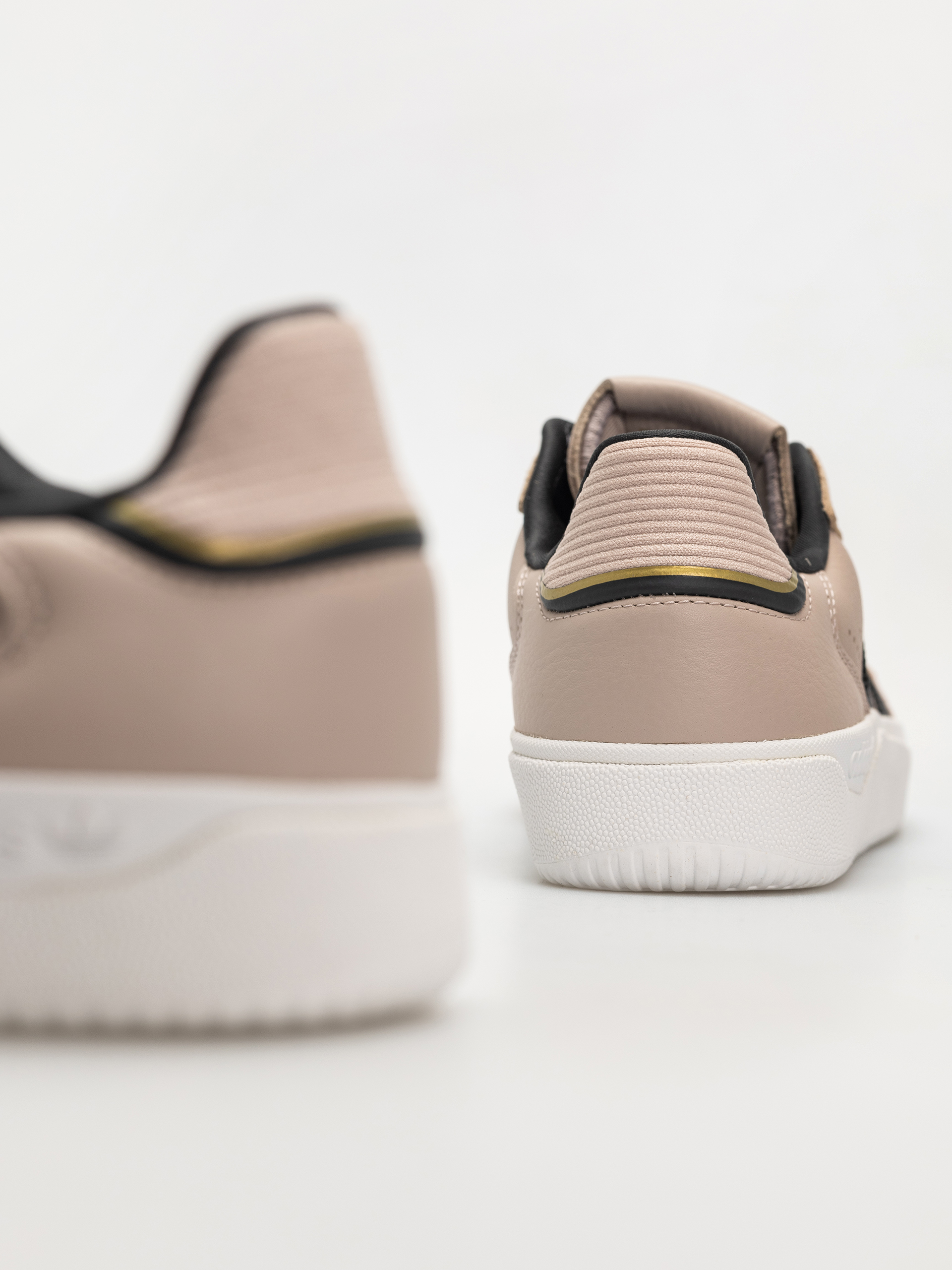 Boty adidas Tyshawn Low (wontau/carbon/goldmt)