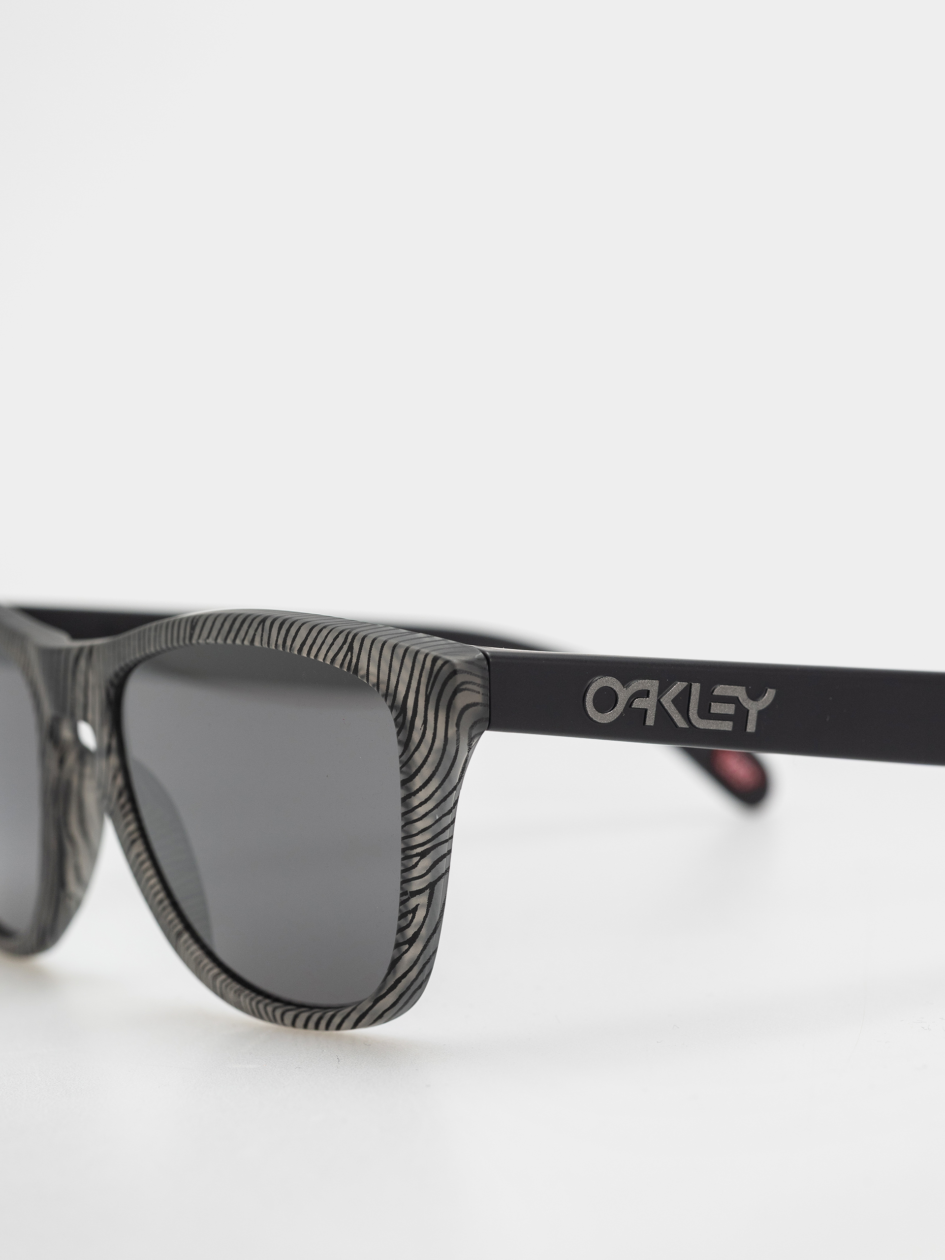 Sluneční brýle Oakley Frogskins (matte grey ink fingerprint/prizm black)