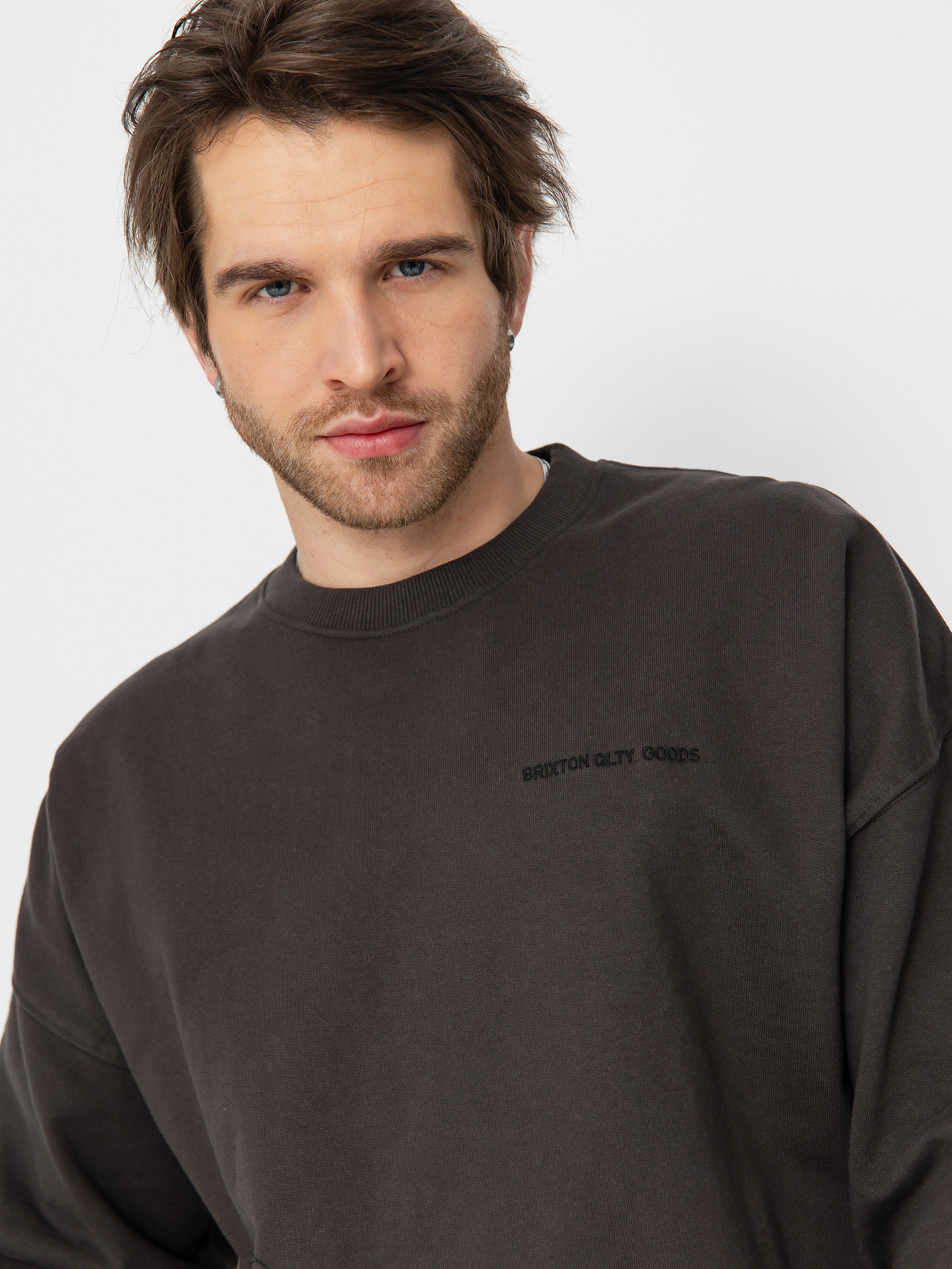 Mikina Brixton Embroidered Heavy Weight Crew (washed black)