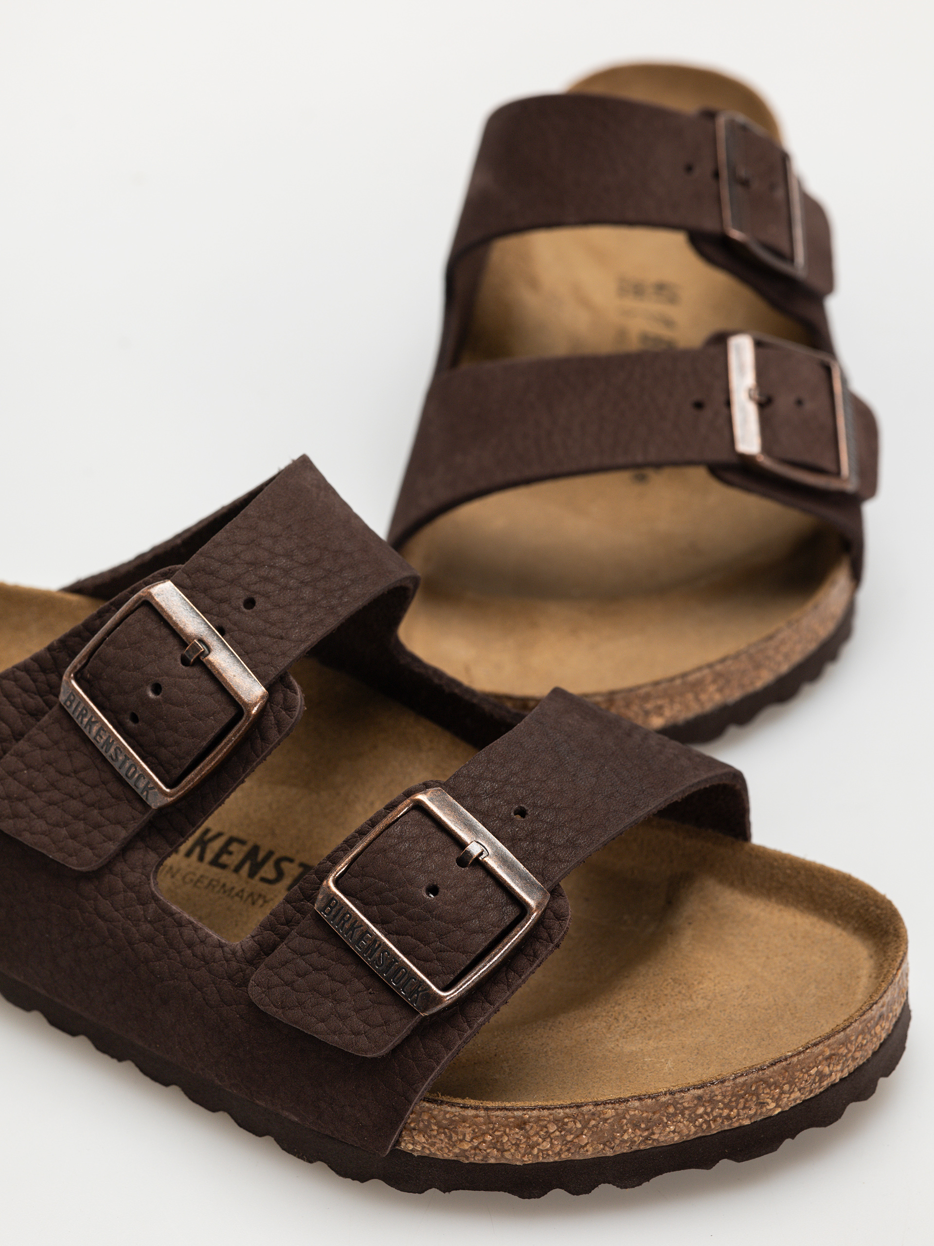 Plážovky Birkenstock Arizona Nubuck Leather Regular (desert buck roast)