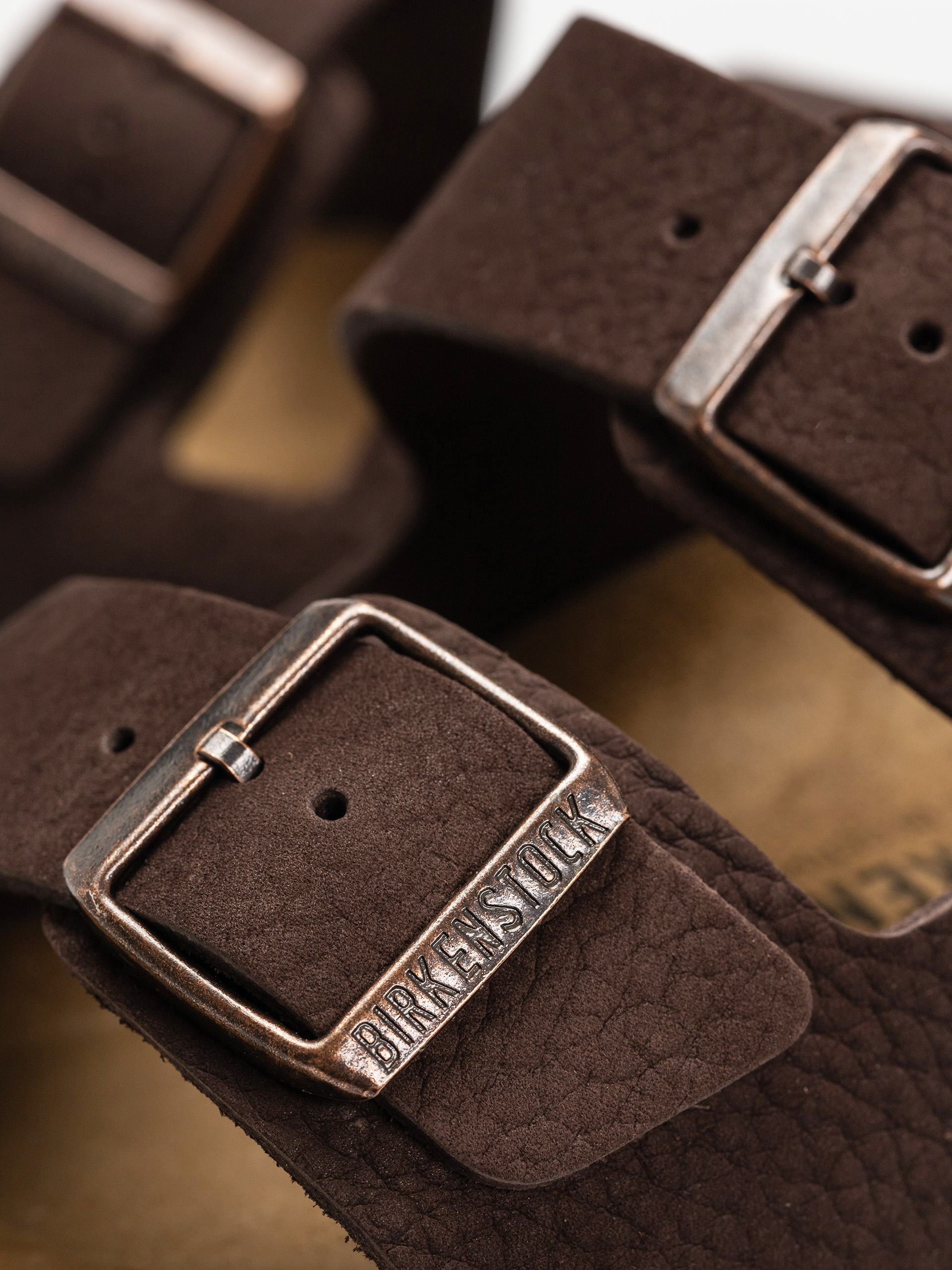 Plážovky Birkenstock Arizona Nubuck Leather Regular (desert buck roast)