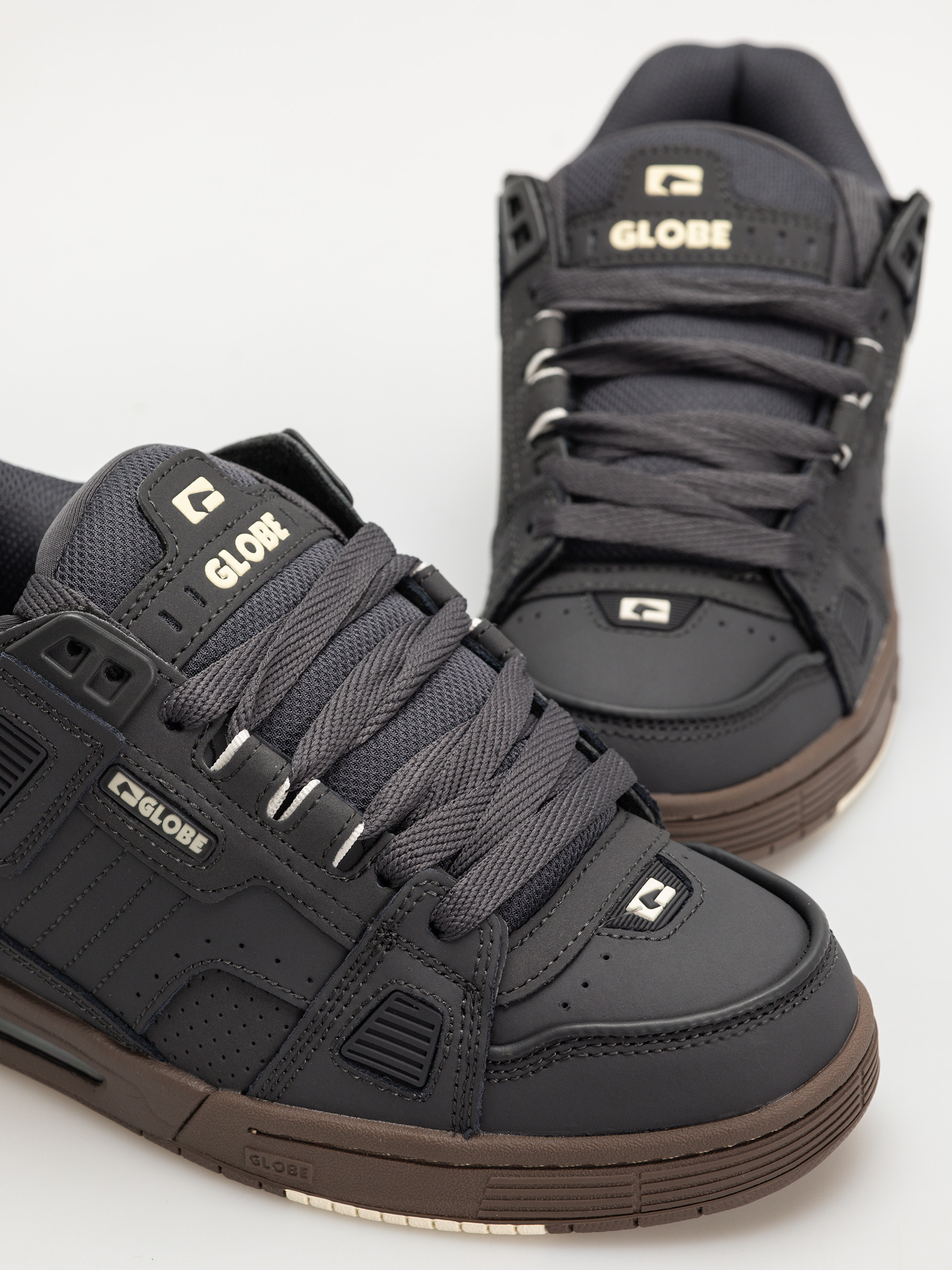 Boty Globe Sabre (lead/gum)