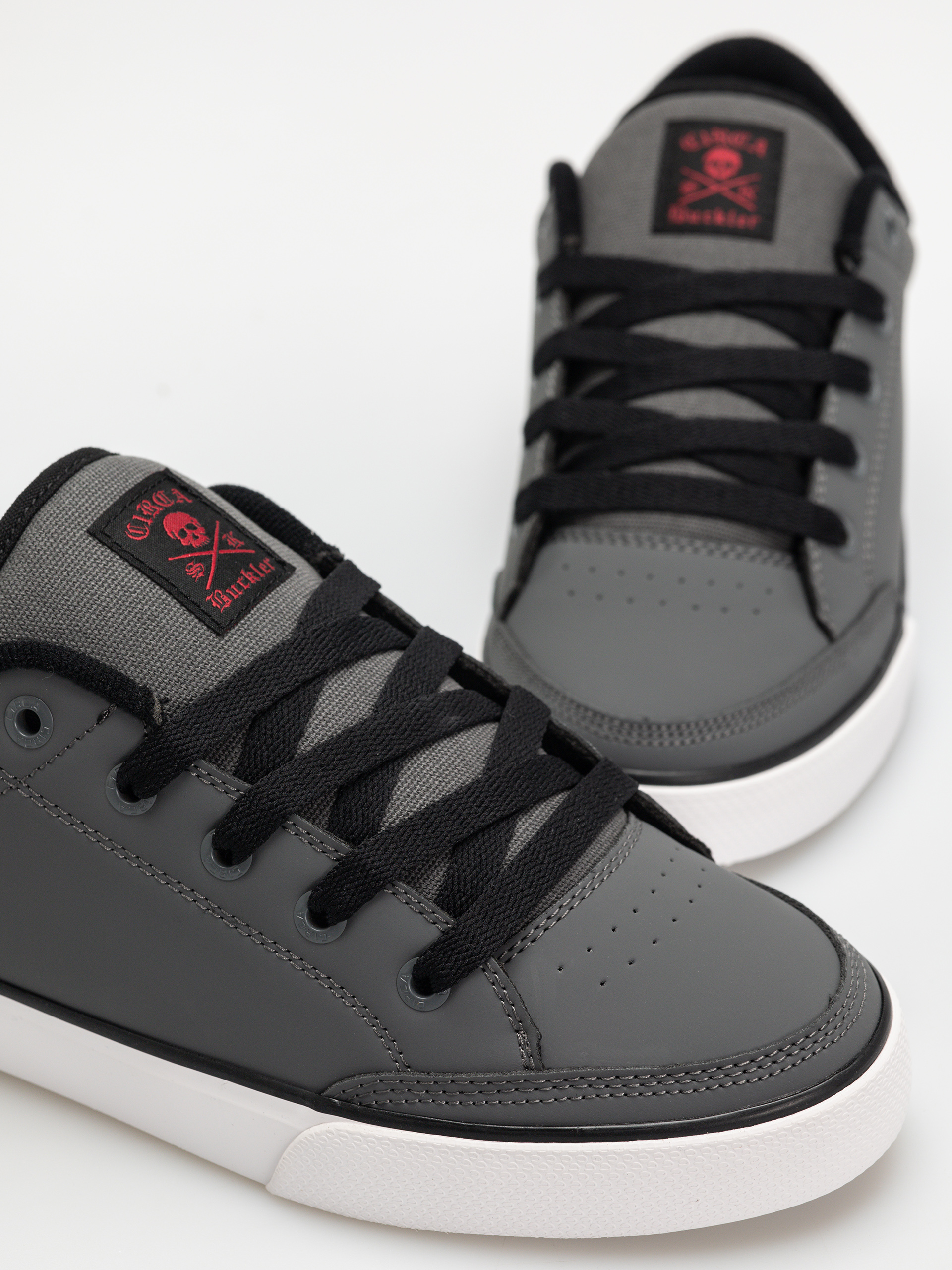 Boty Circa Buckler Sk (asphalt/caviar/red)