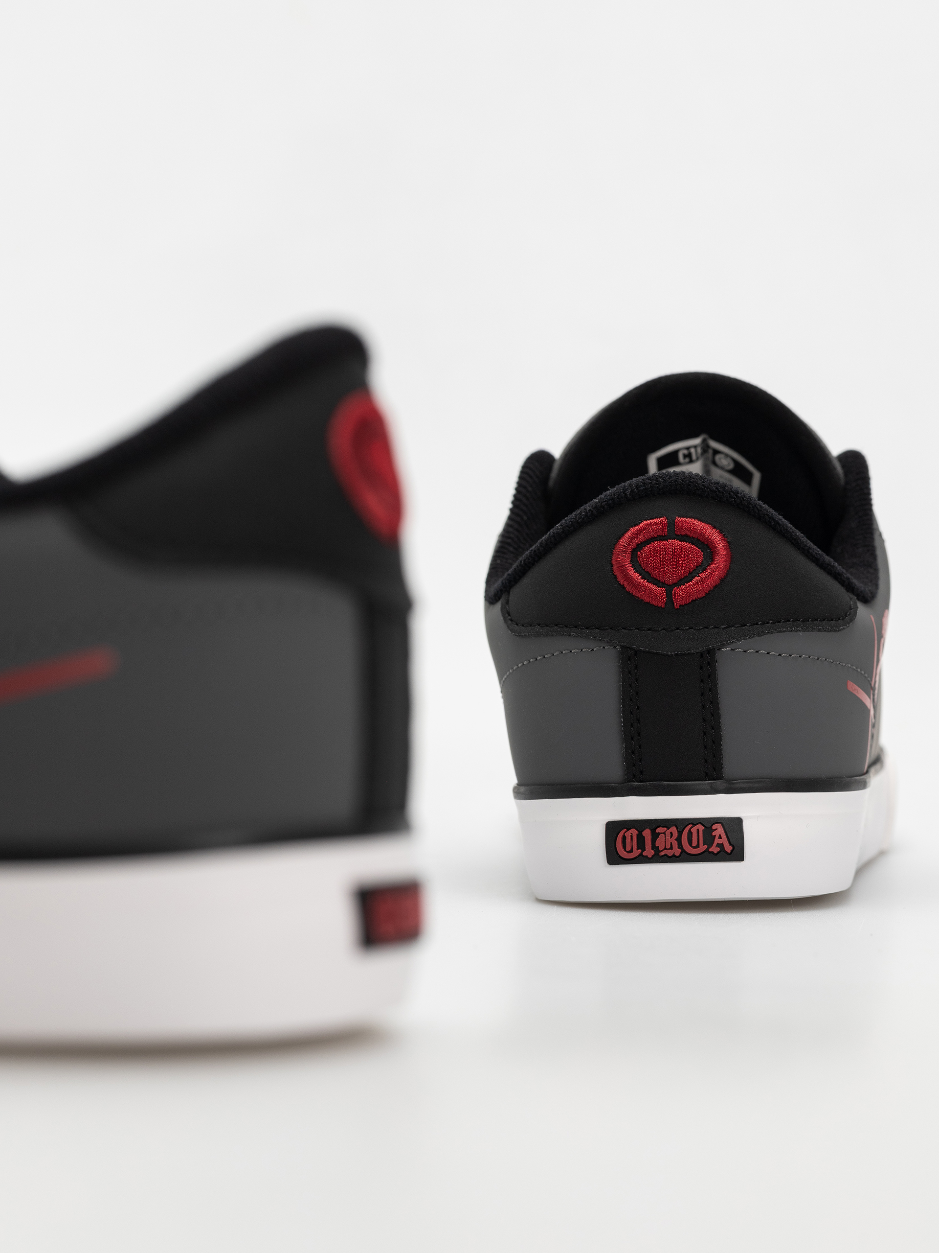 Boty Circa Buckler Sk (asphalt/caviar/red)