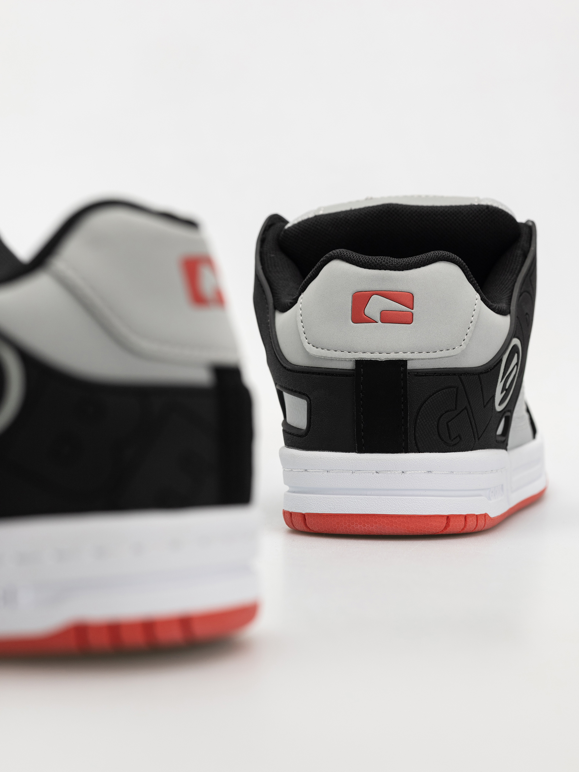 Boty Globe Tilt (steel/black)