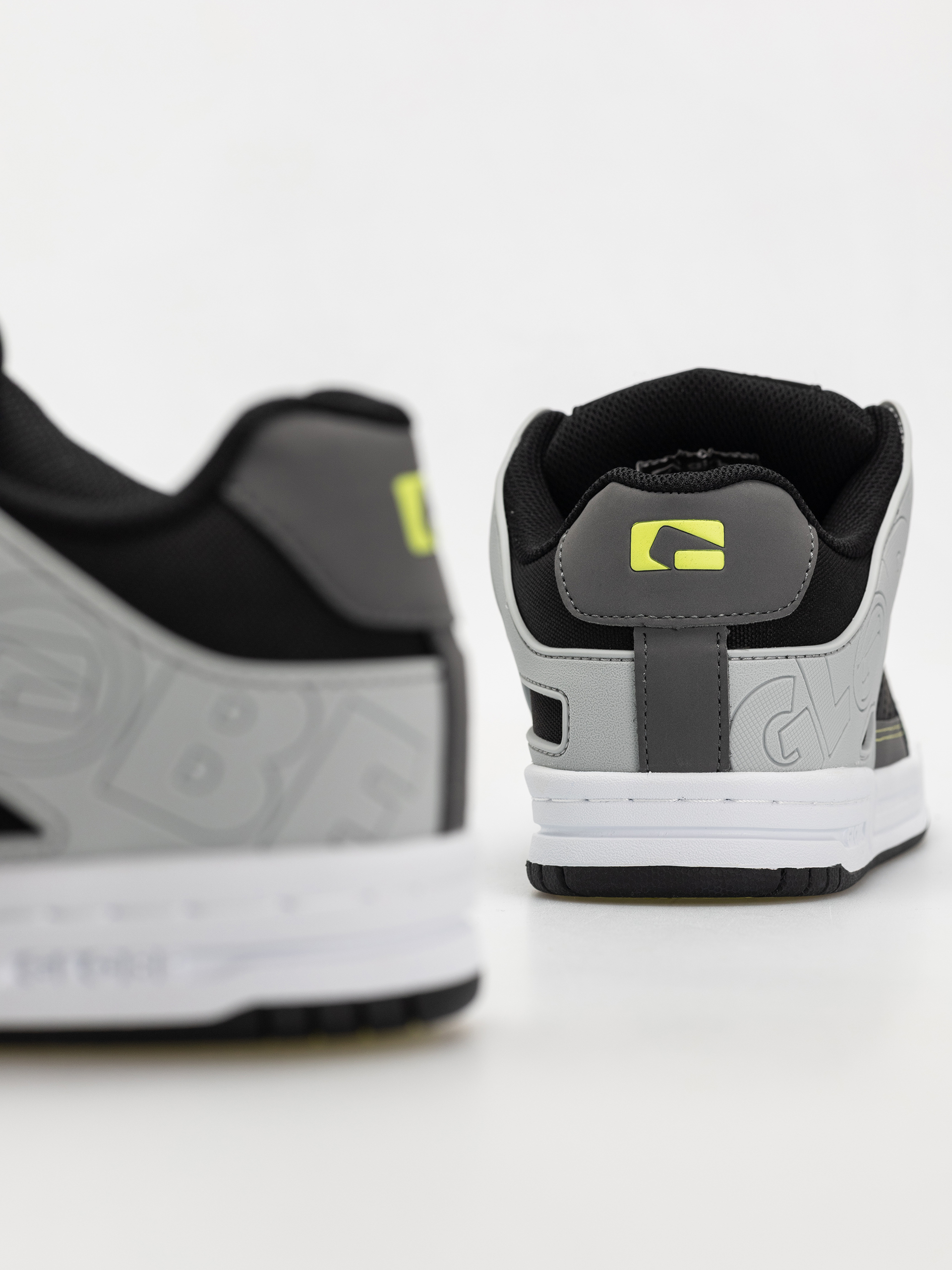 Boty Globe Tilt (greyscale/black)