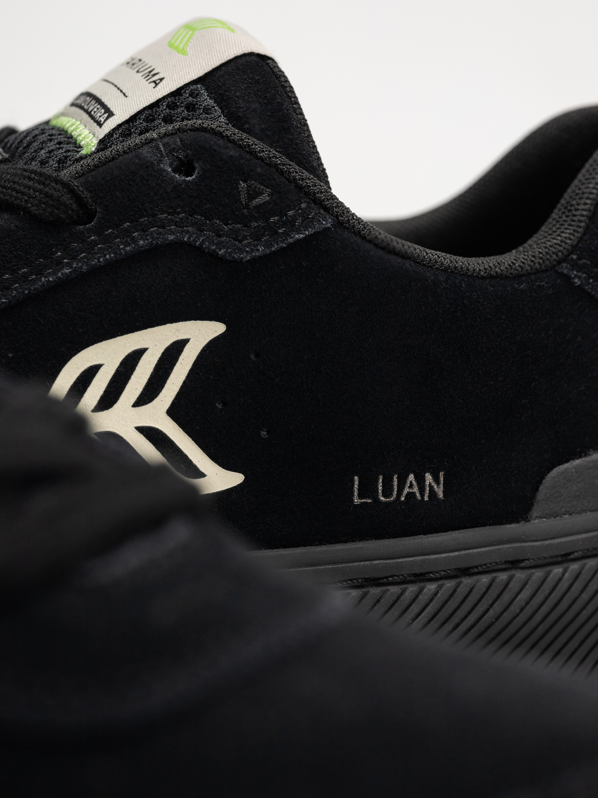 Boty Cariuma Luan Pro (all black suede ivory logo)