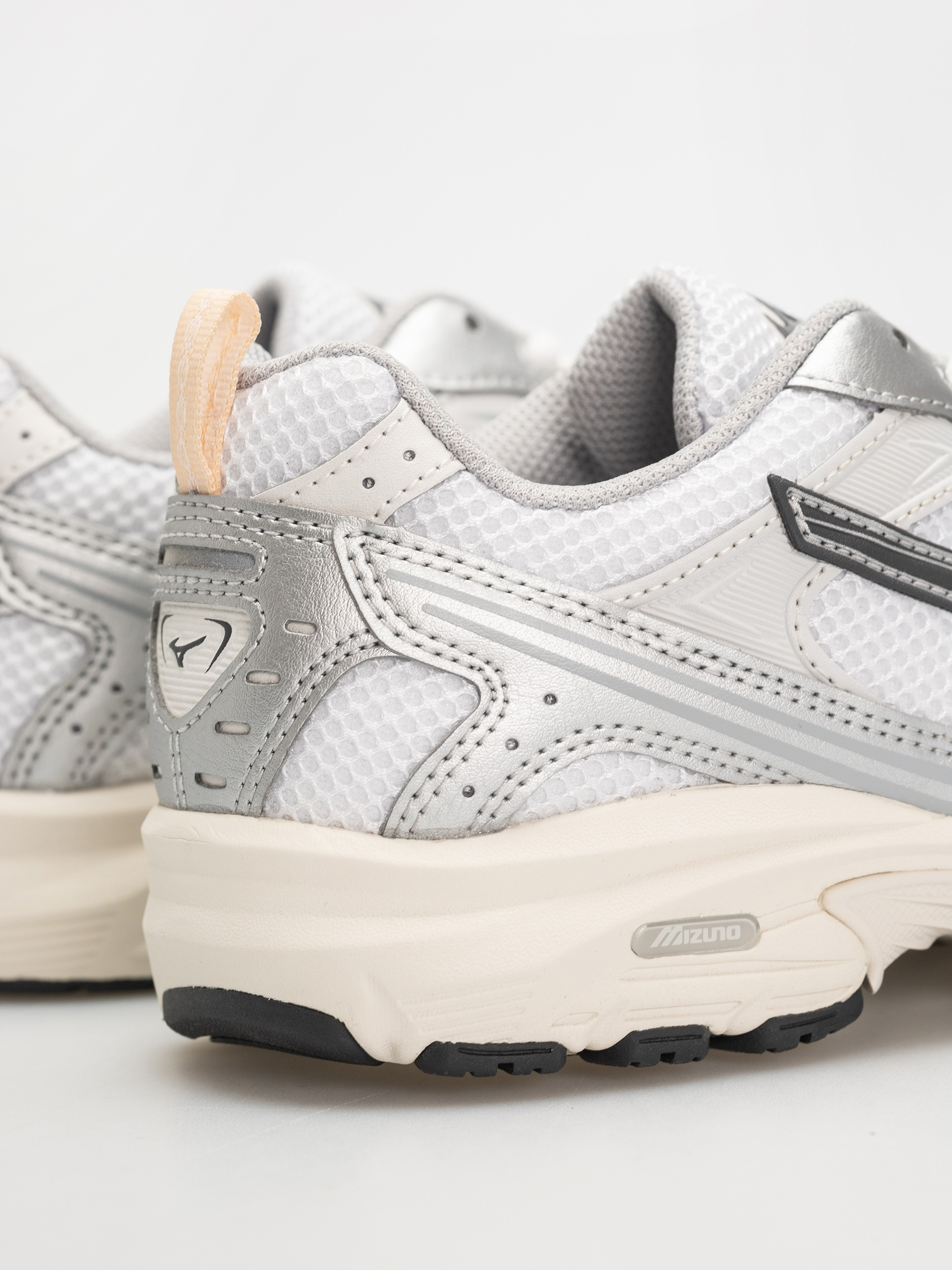 Boty Mizuno MXR (white/iron gate/peach puree)