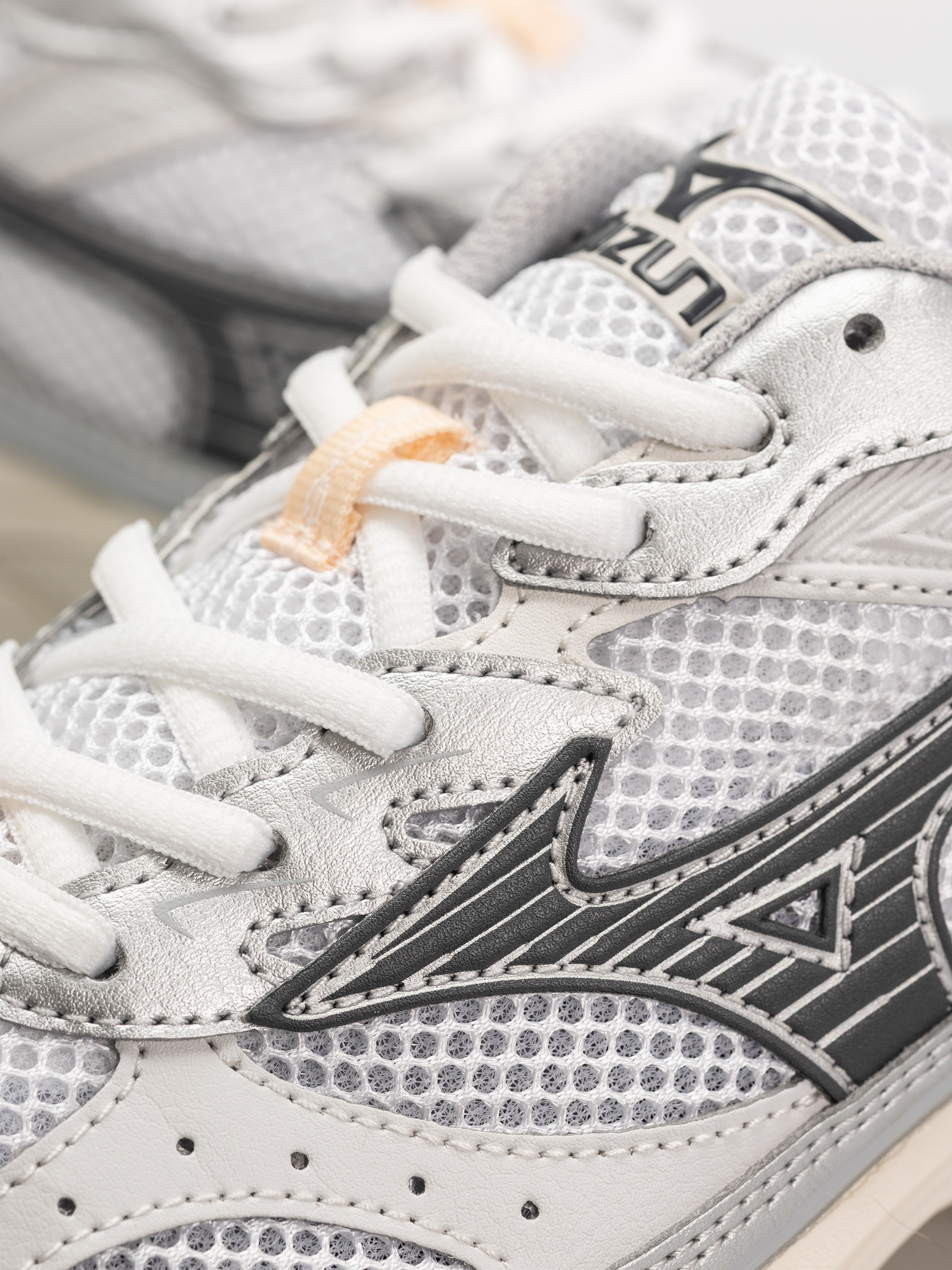 Boty Mizuno MXR (white/iron gate/peach puree)