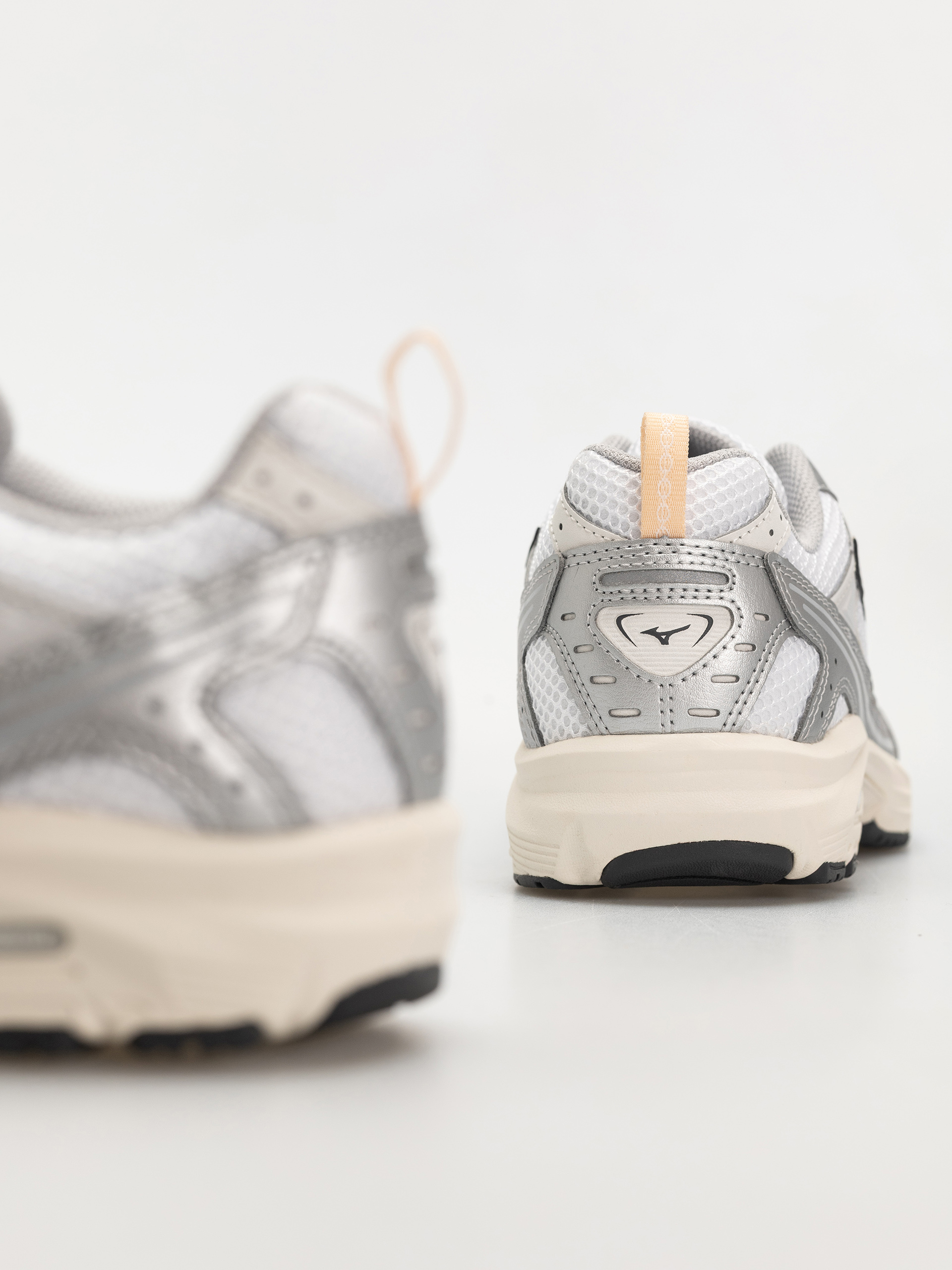 Boty Mizuno MXR (white/iron gate/peach puree)