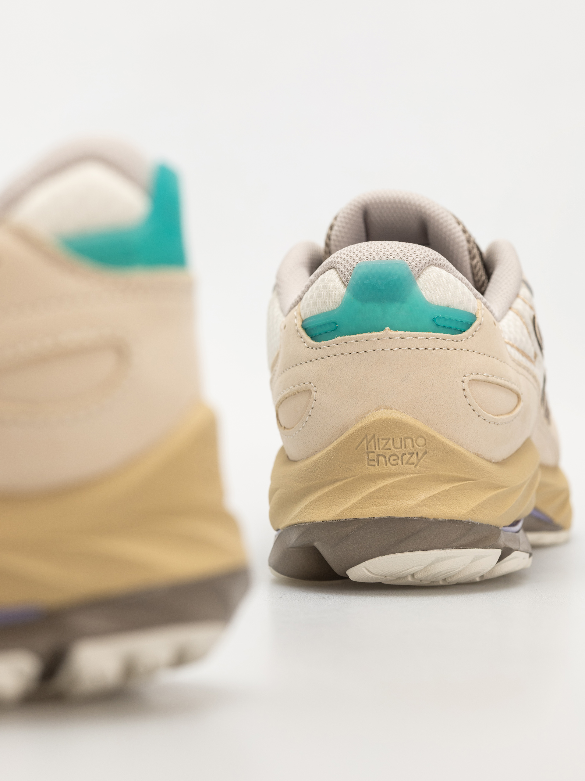 Boty Mizuno Wave Rider Βeta Premium (summer sand/vintage khaki/cedar)