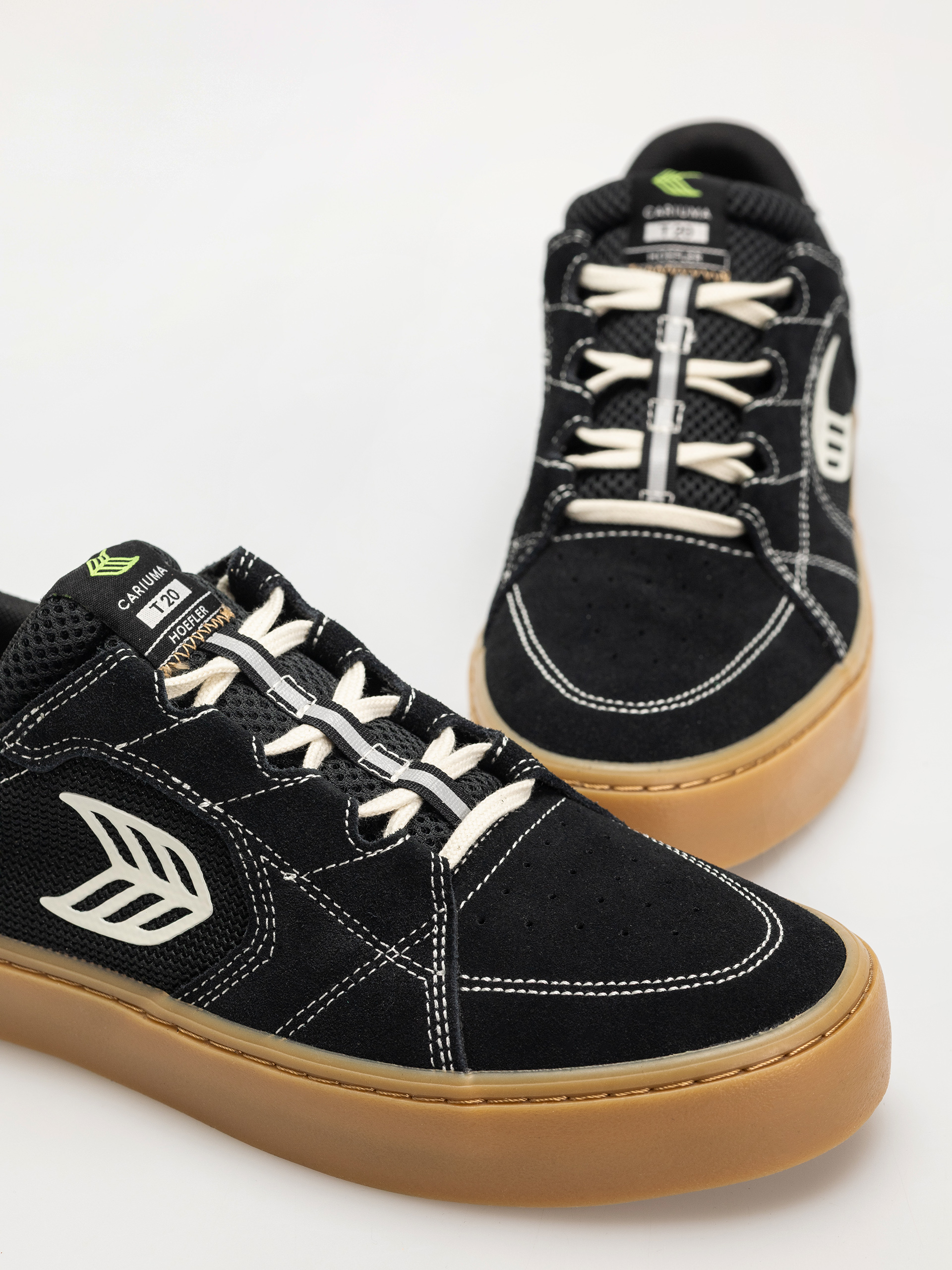 Boty Cariuma T20 Pro (gum black suede and mesh ivory logo contrast thread)