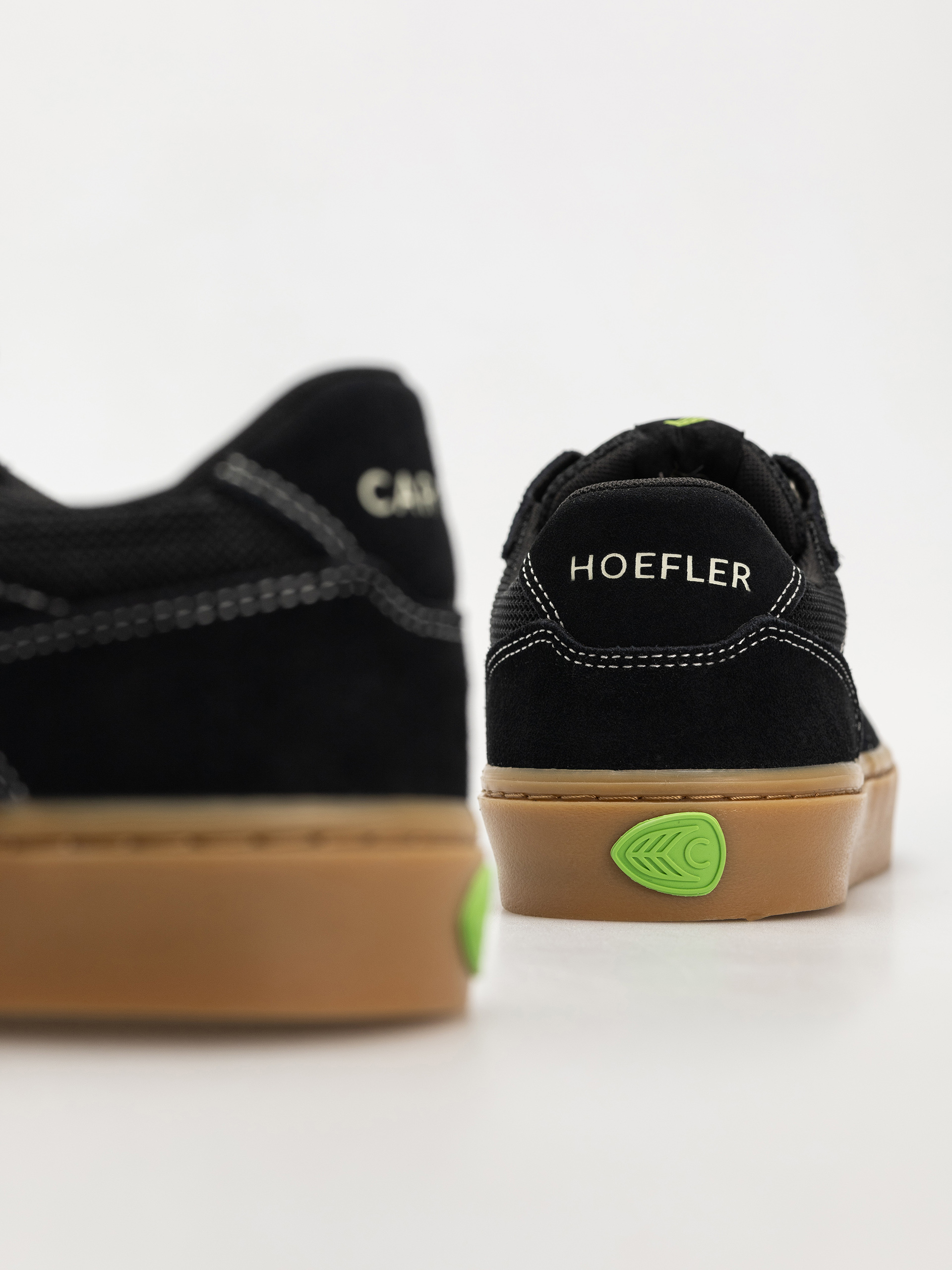 Boty Cariuma T20 Pro (gum black suede and mesh ivory logo contrast thread)