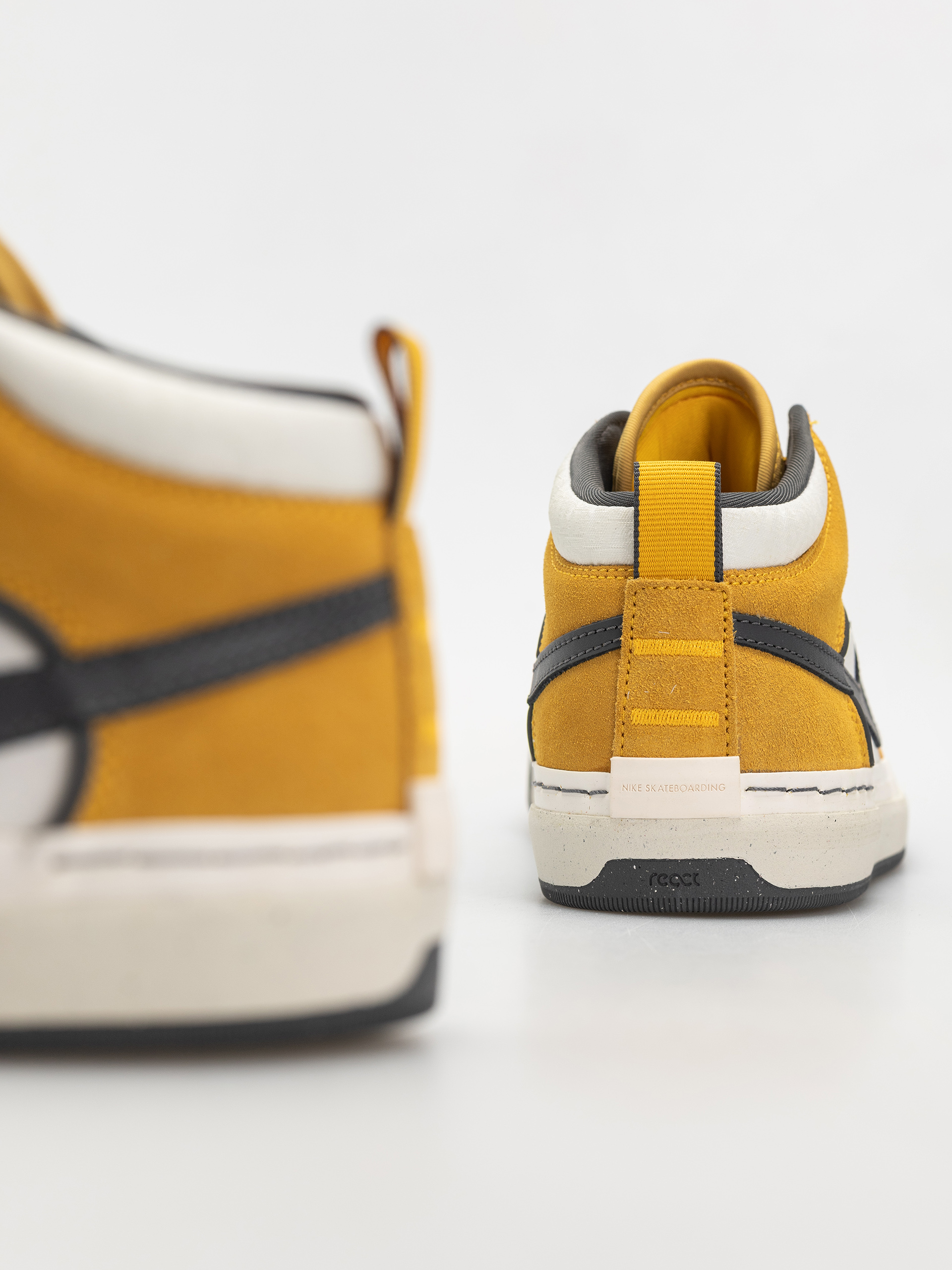 Boty Nike SB React Leo (university gold/dark grey)