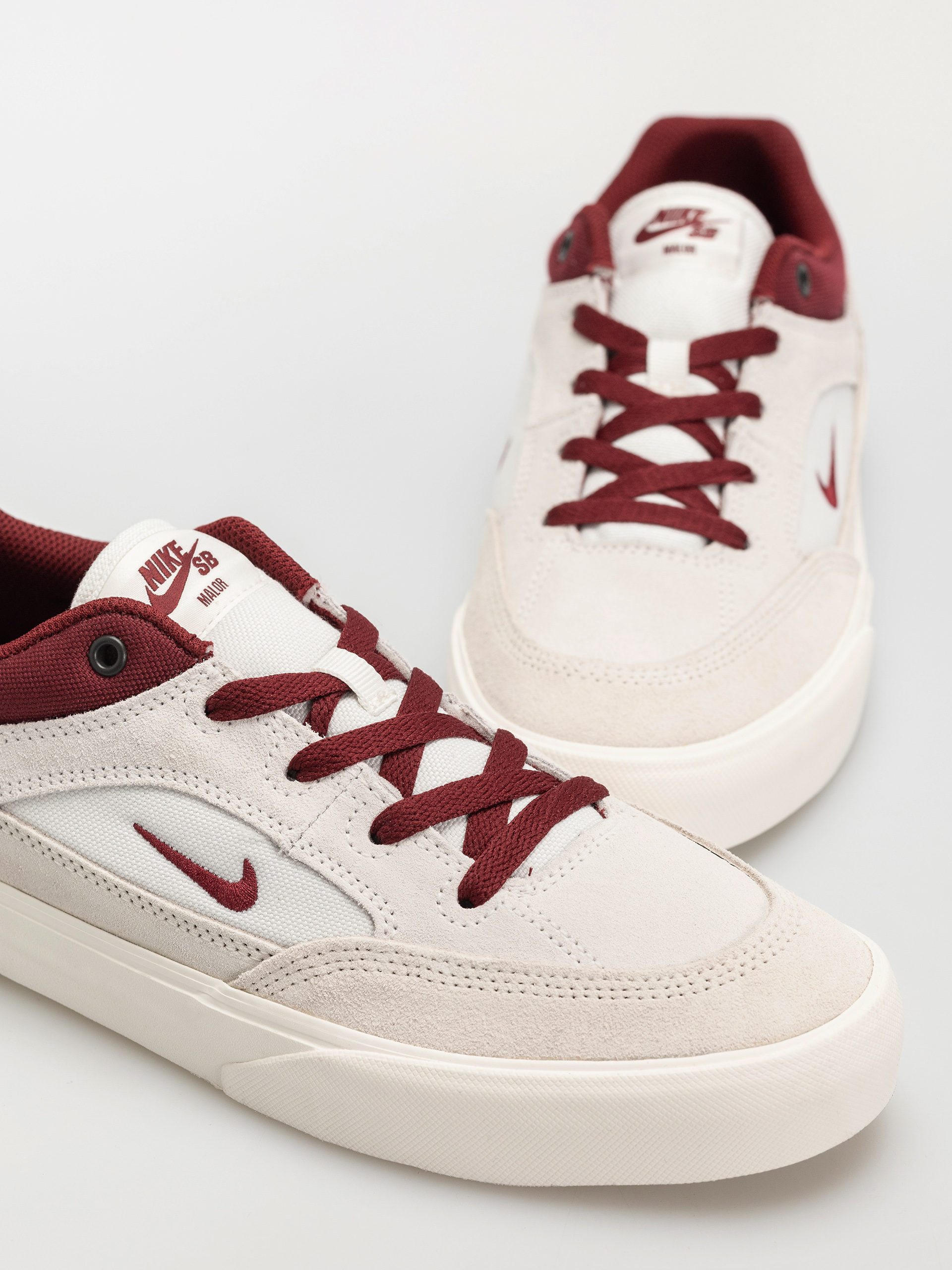 Boty Nike SB Malor (summit white/team red phantom sail)