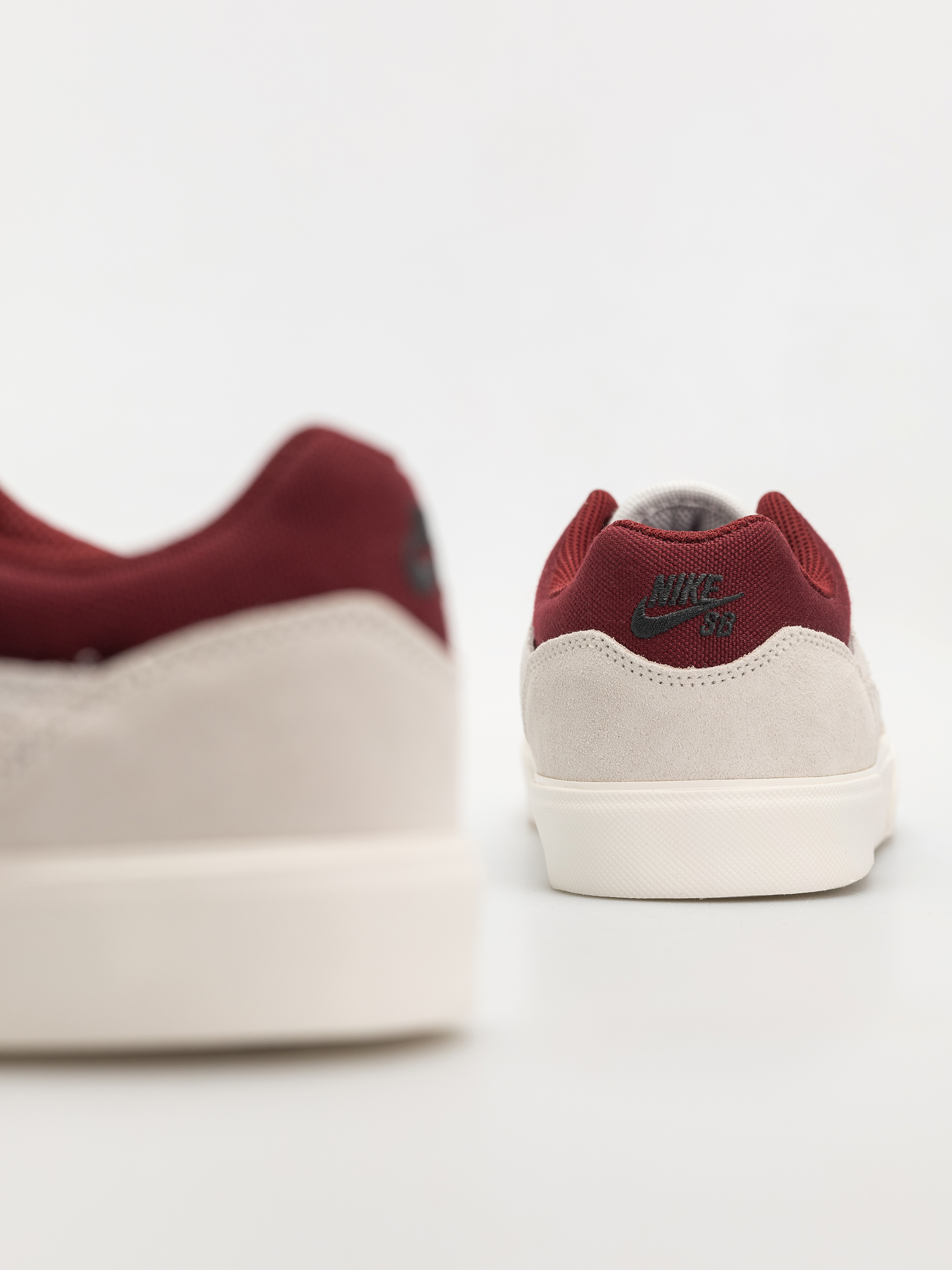 Boty Nike SB Malor (summit white/team red phantom sail)