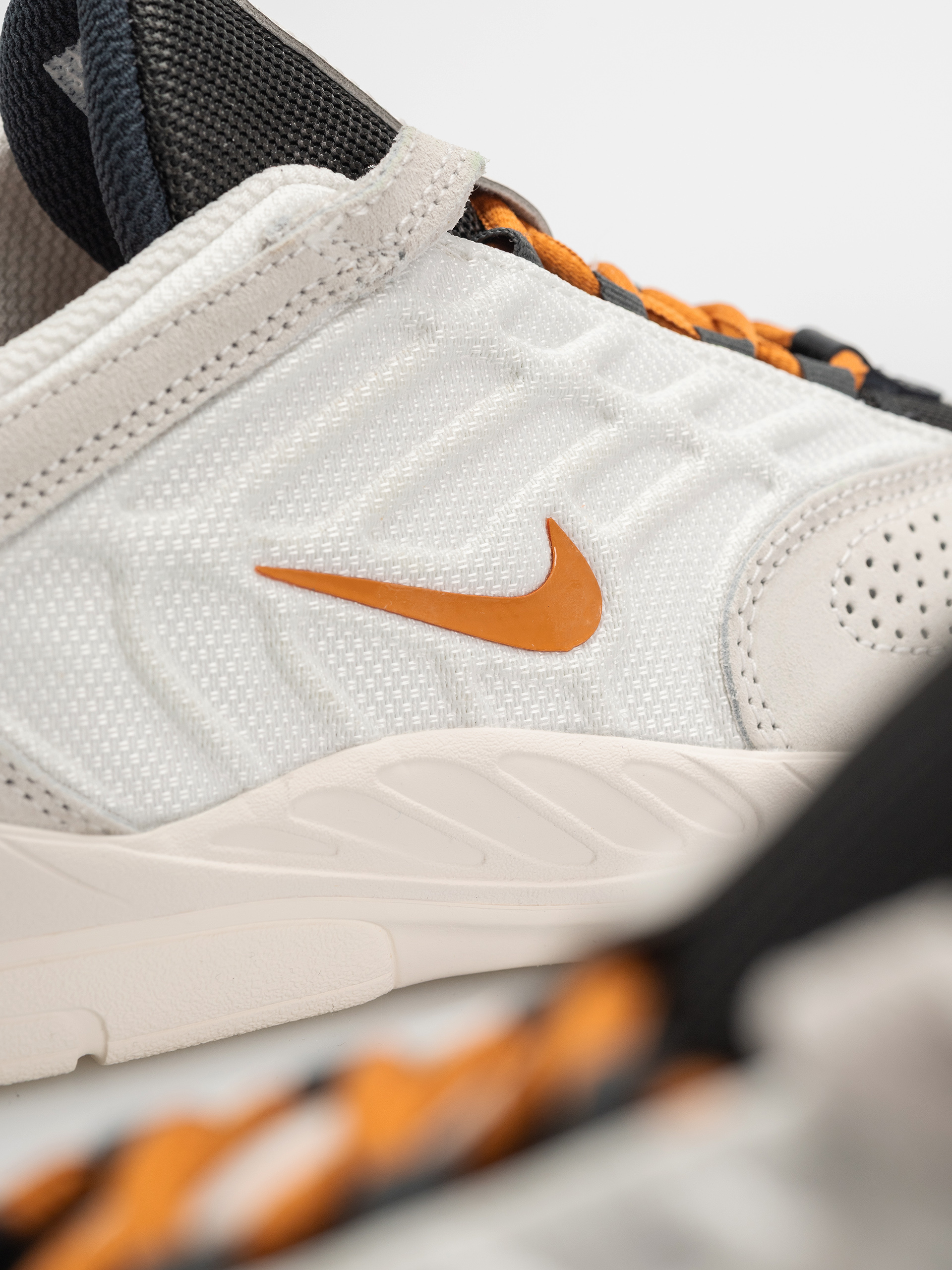 Boty Nike SB Vertebrae (summit white/monarch phantom)