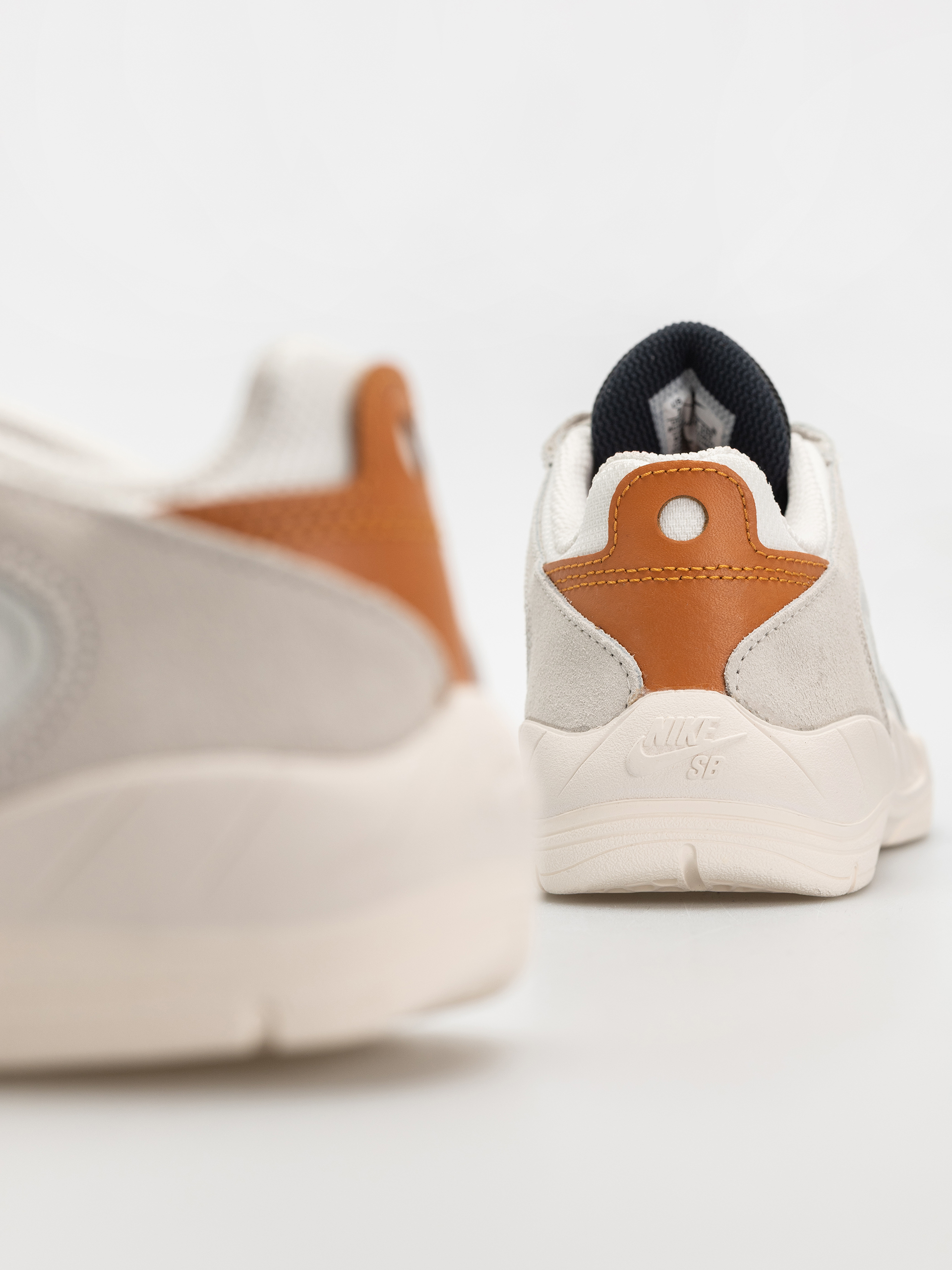 Boty Nike SB Vertebrae (summit white/monarch phantom)