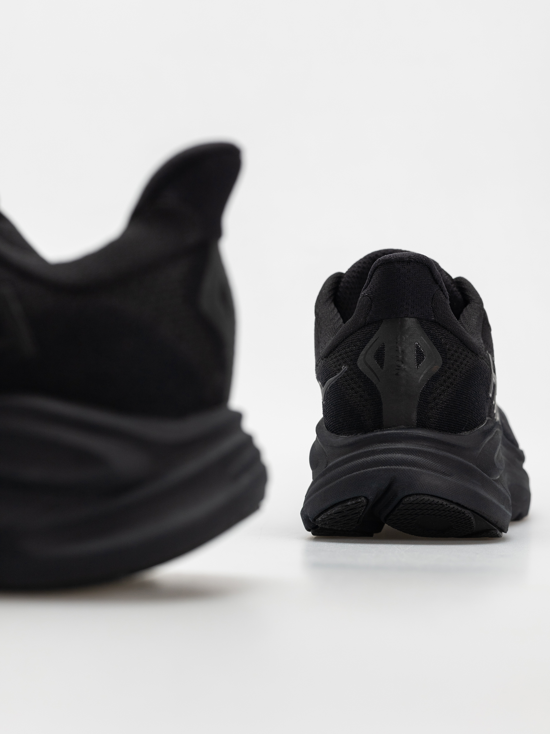 Boty Hoka Clifton 10 (black/black)