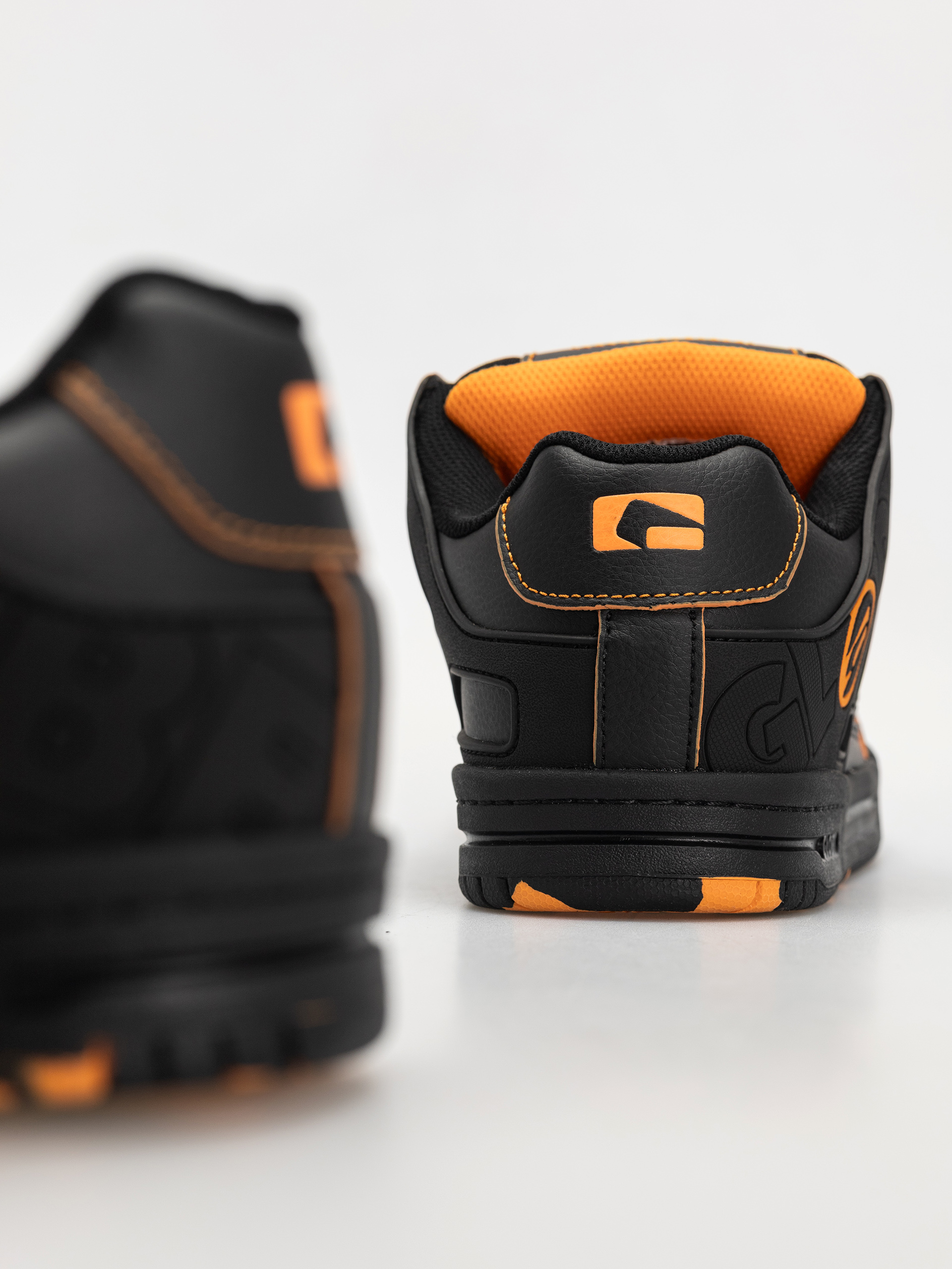 Boty Globe Tilt (black orange mosaic)