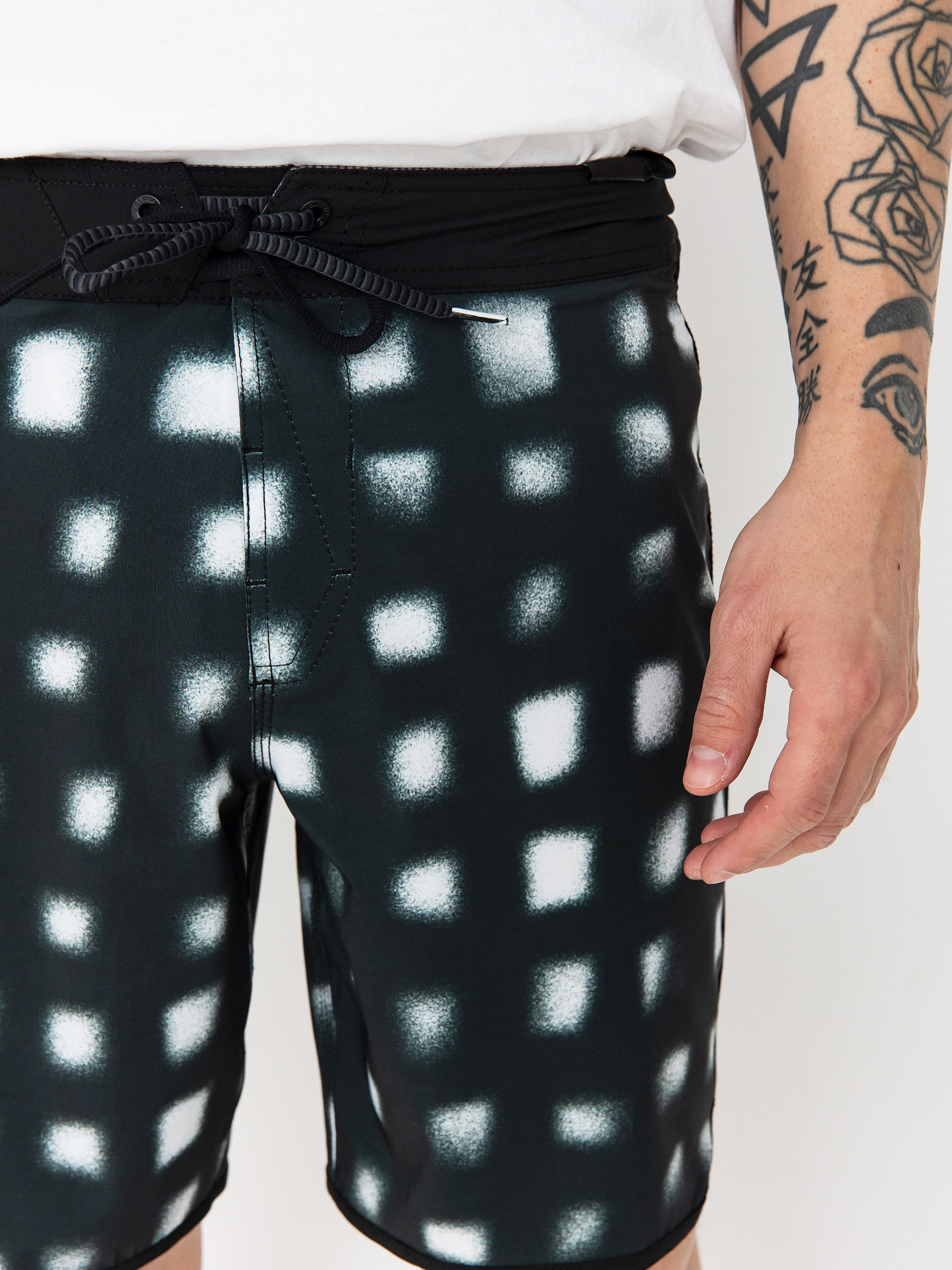 Plážové kraťasy Volcom Infuse Scallop Mod 19 (black)