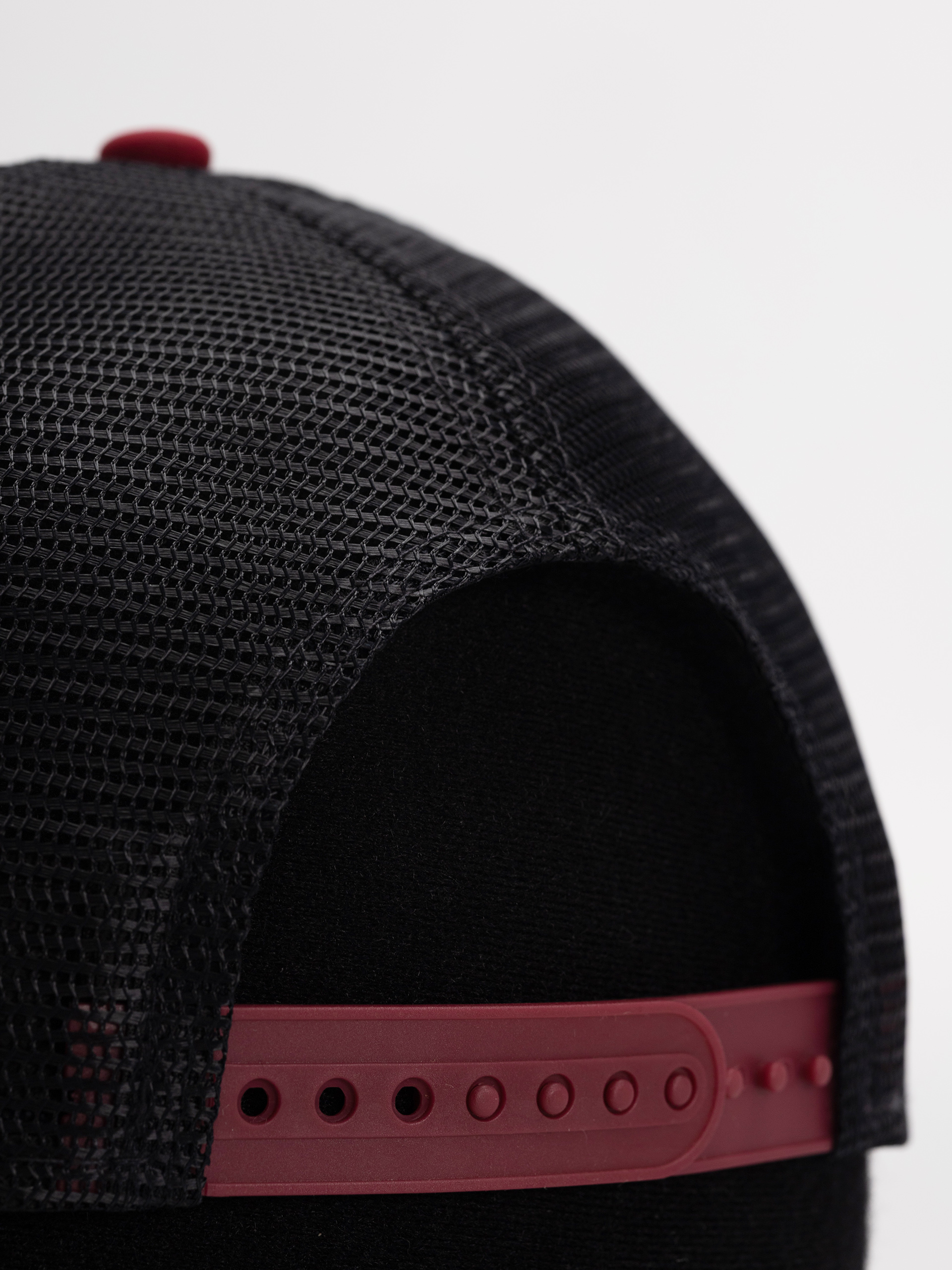 Kšiltovka  New Era Graphic Patch Trucker (red/white/black)