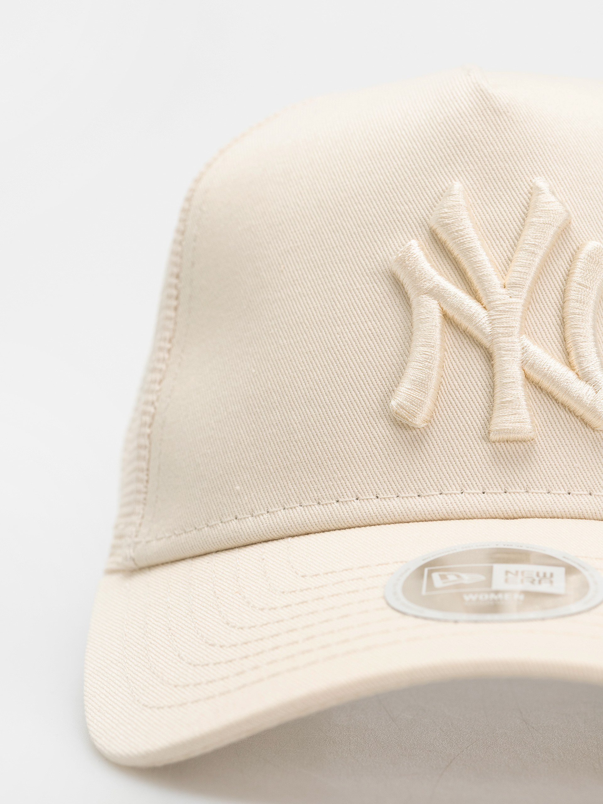 Kšiltovka  New Era League Essential Trucker New York Yankees Wmn (light cream)