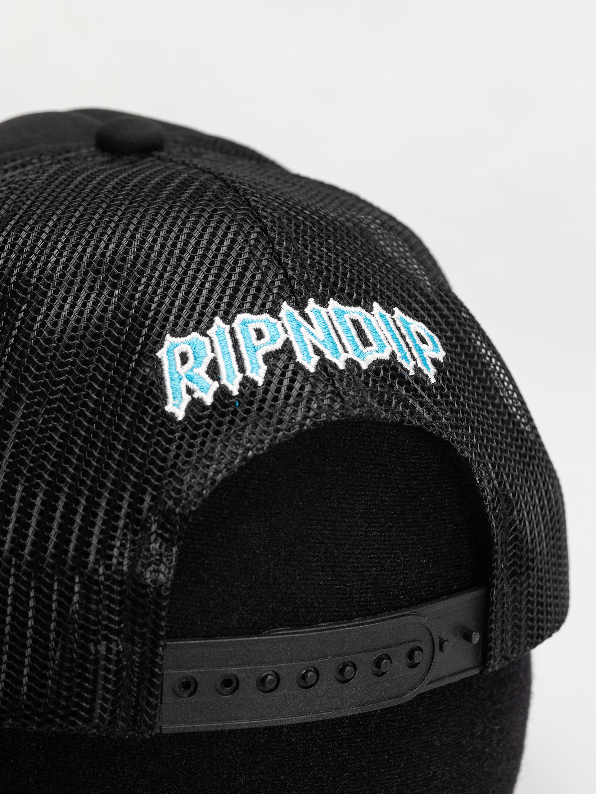 Kšiltovka  RipNDip Skull And Bones Trucker (black)