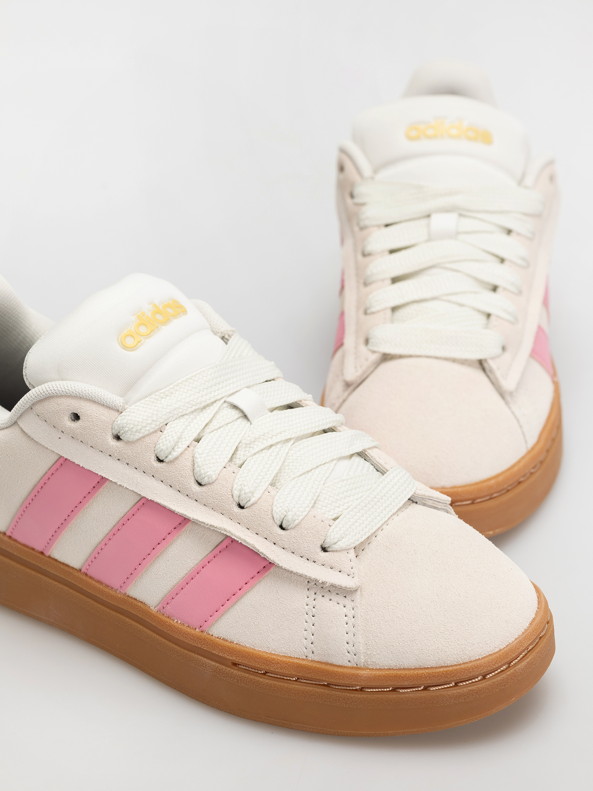 Boty adidas Grand Court Alpha 0 Wmn (owhite/blipnk/goldmt)