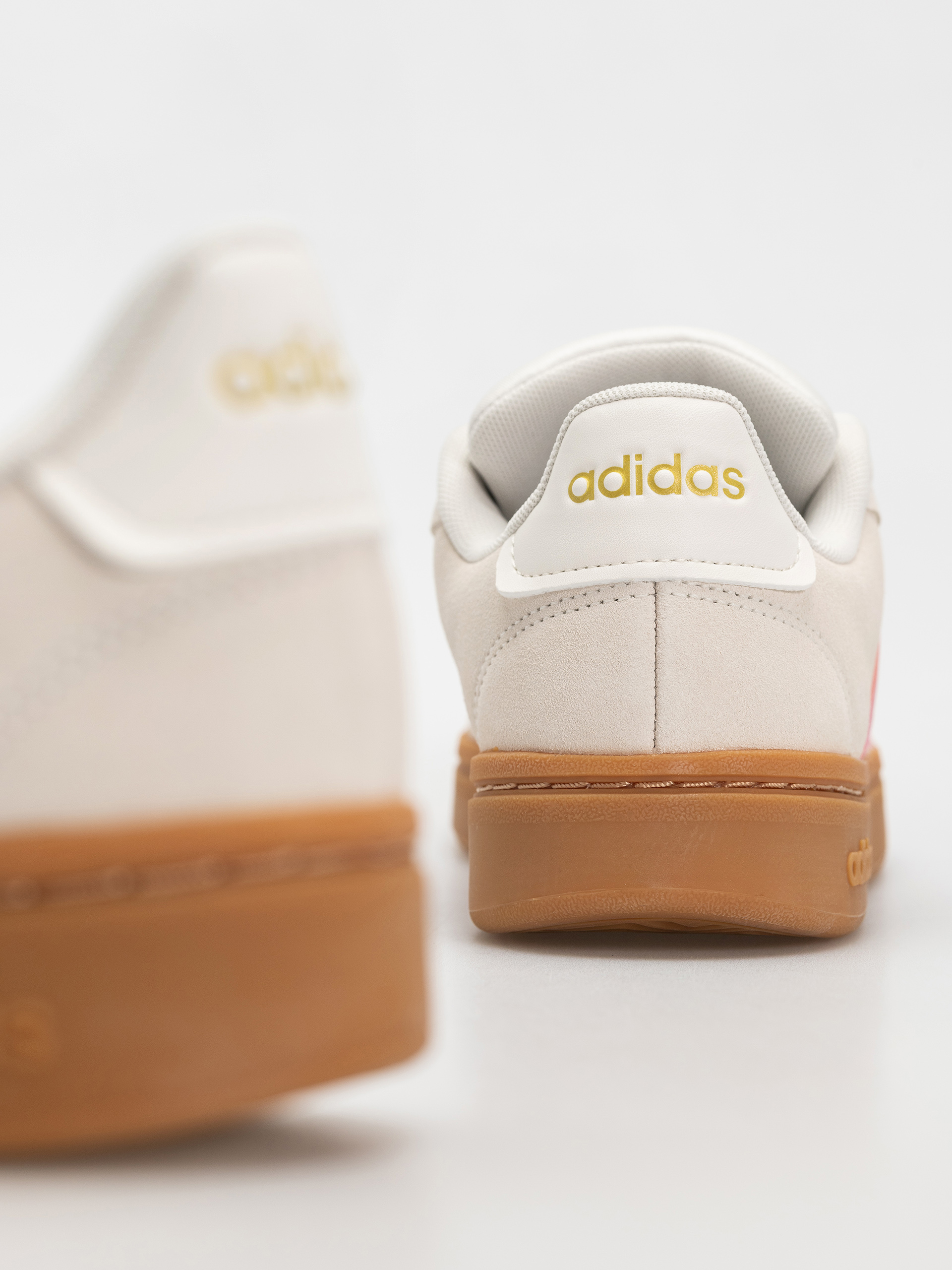Boty adidas Grand Court Alpha 0 Wmn (owhite/blipnk/goldmt)