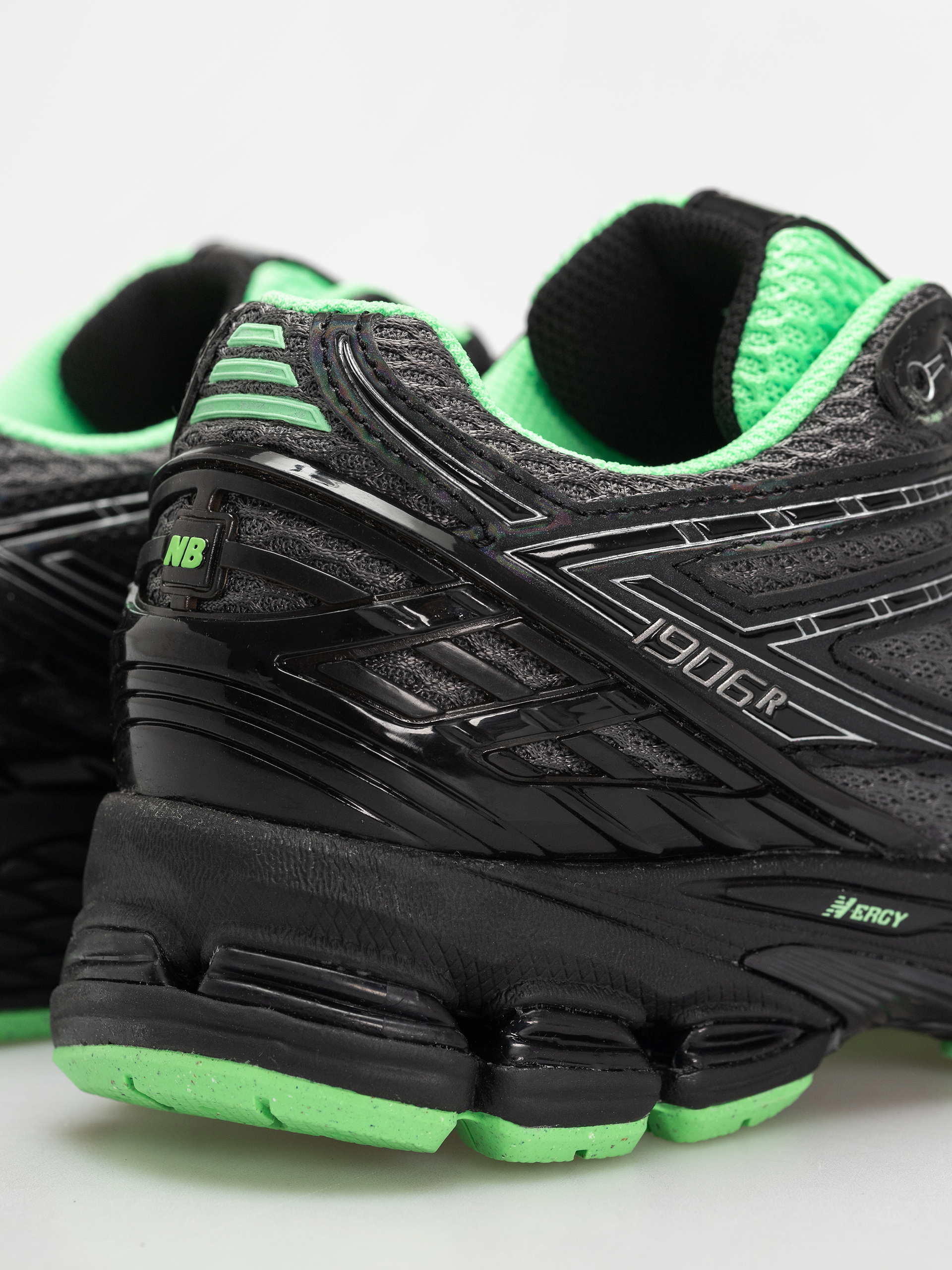 Boty New Balance 1906 (dark silver metallic)