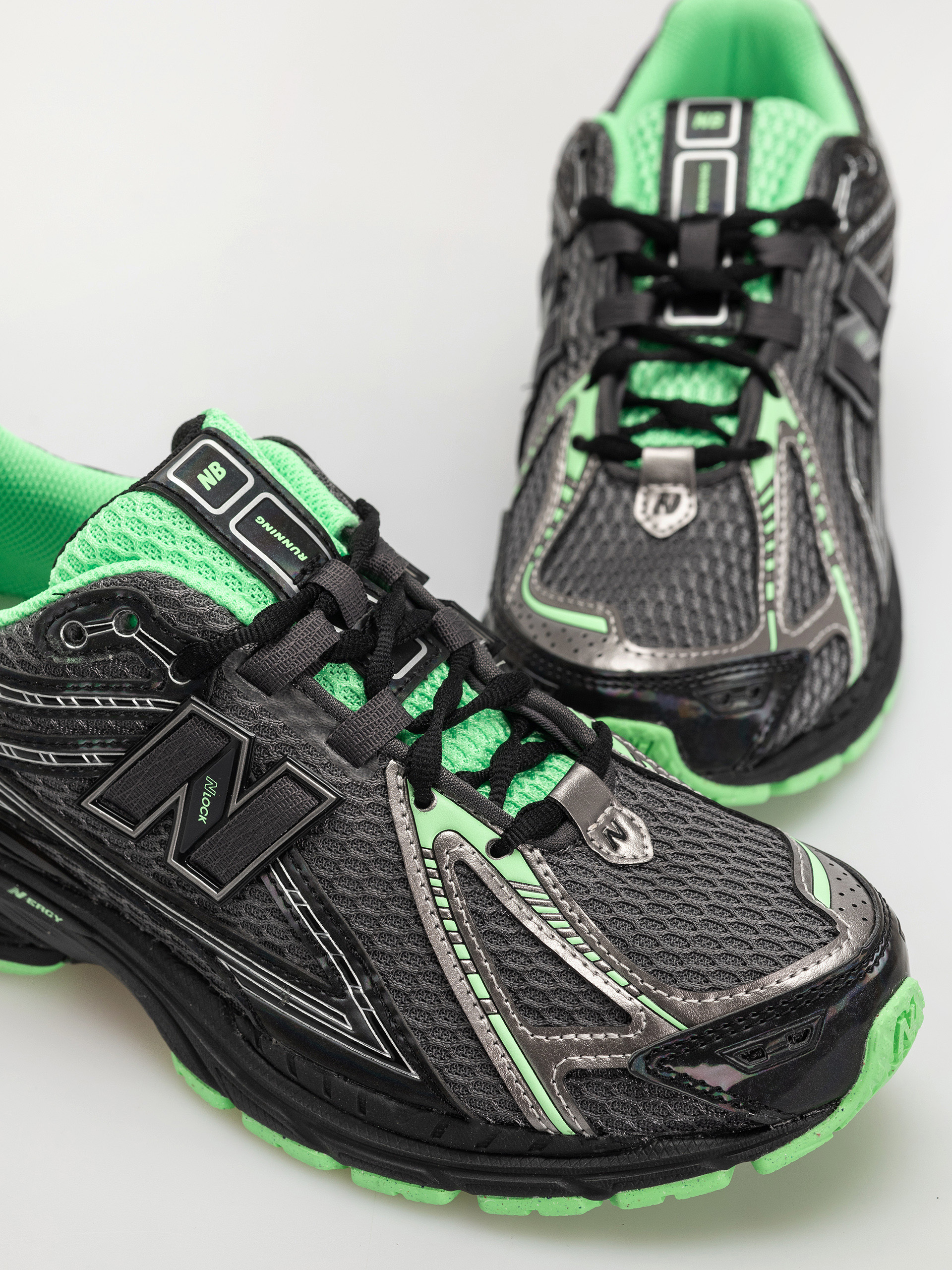 Boty New Balance 1906 (dark silver metallic)