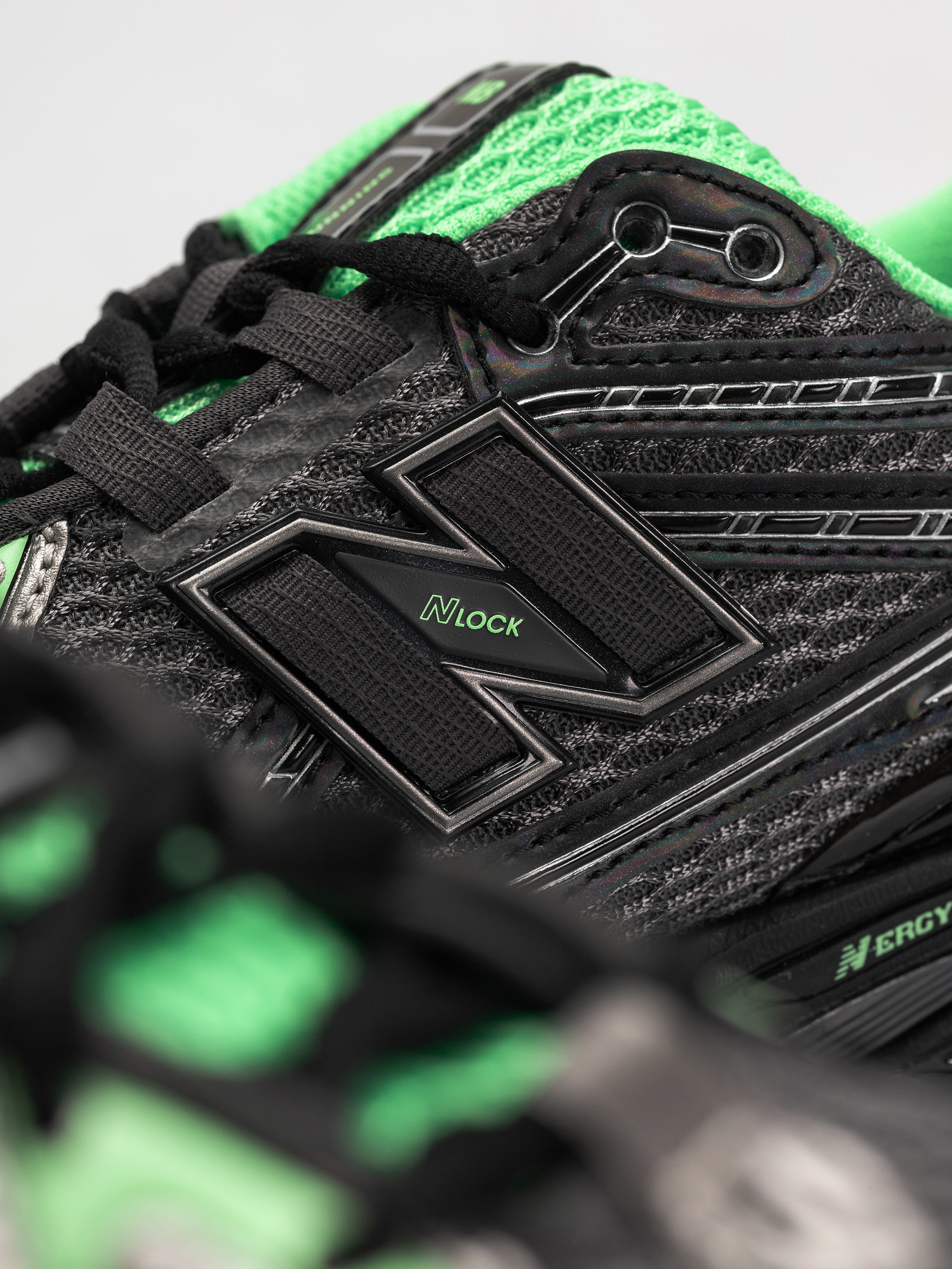 Boty New Balance 1906 (dark silver metallic)