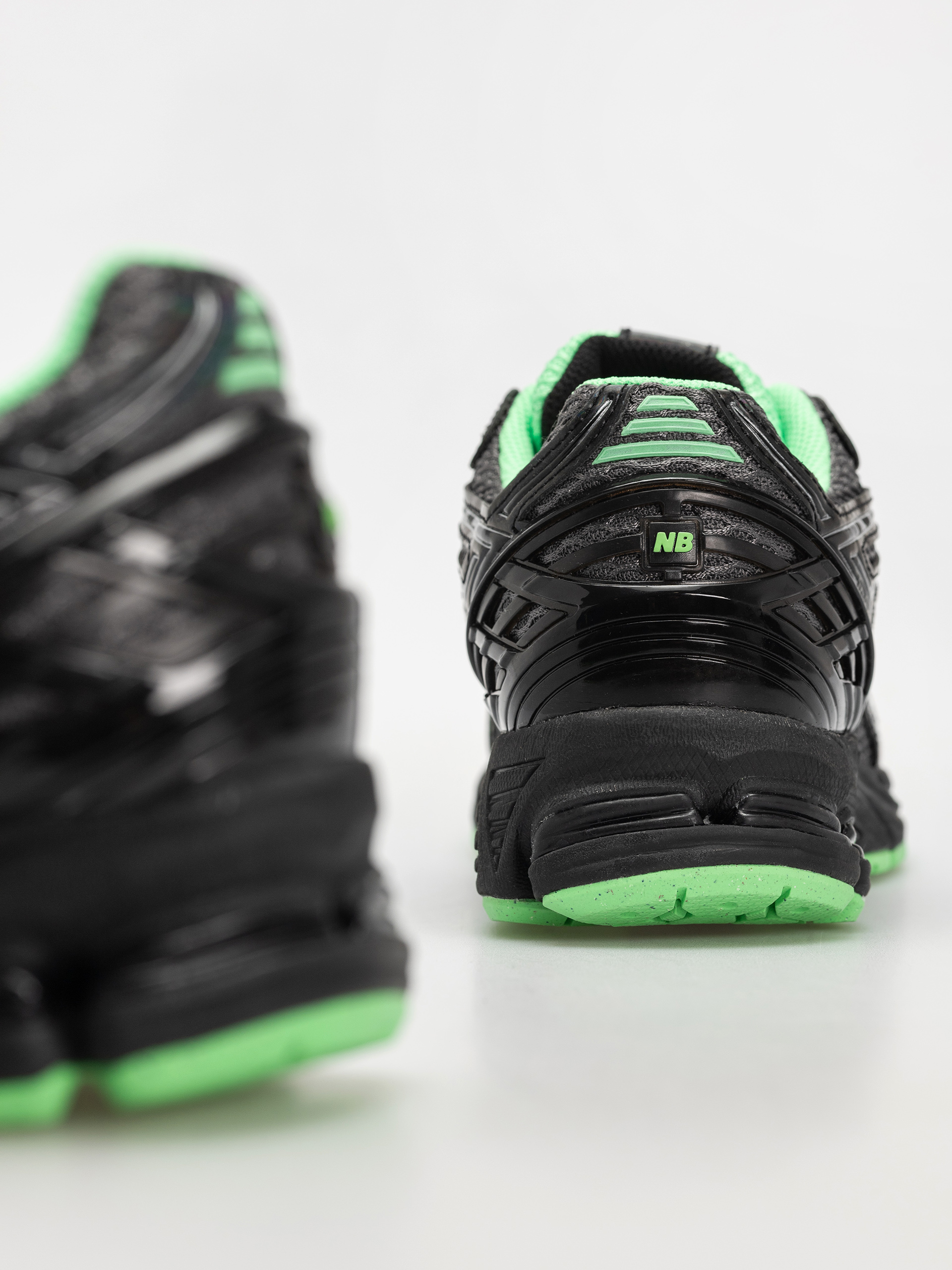 Boty New Balance 1906 (dark silver metallic)