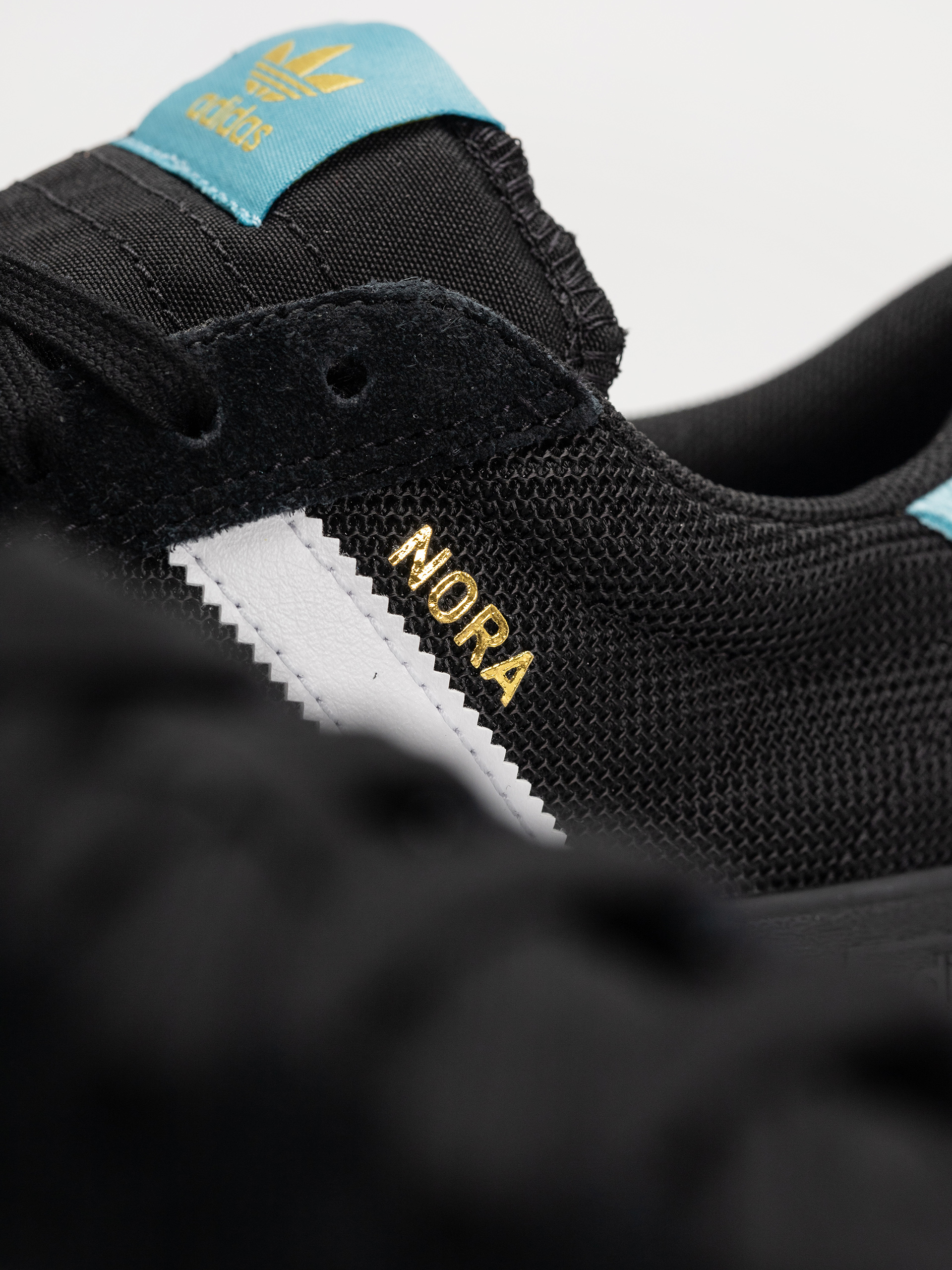 Boty adidas Nora (cblack/ftwwht/goldmt)