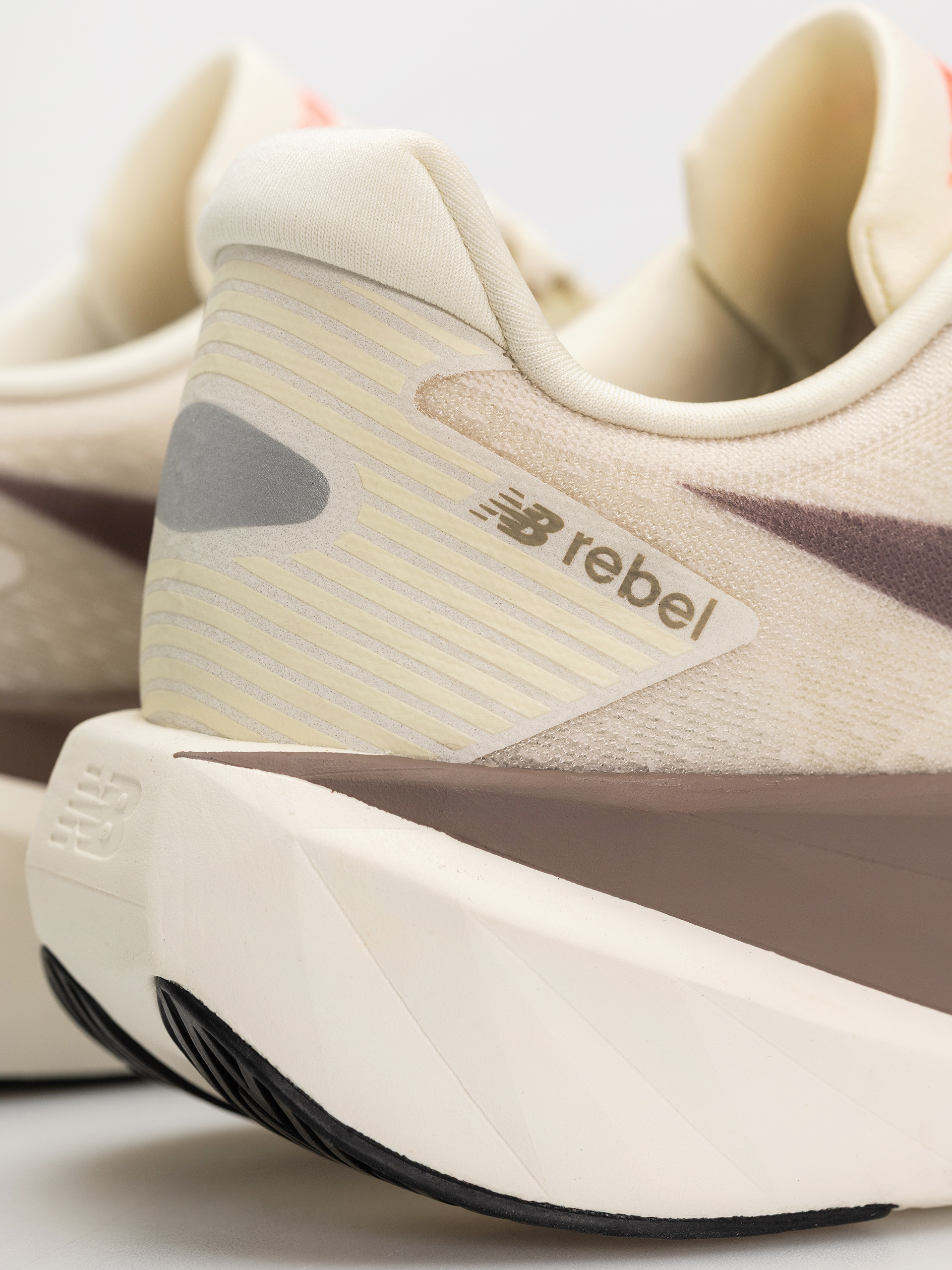 Boty New Balance Fuelcell Rebel V5 (angora)