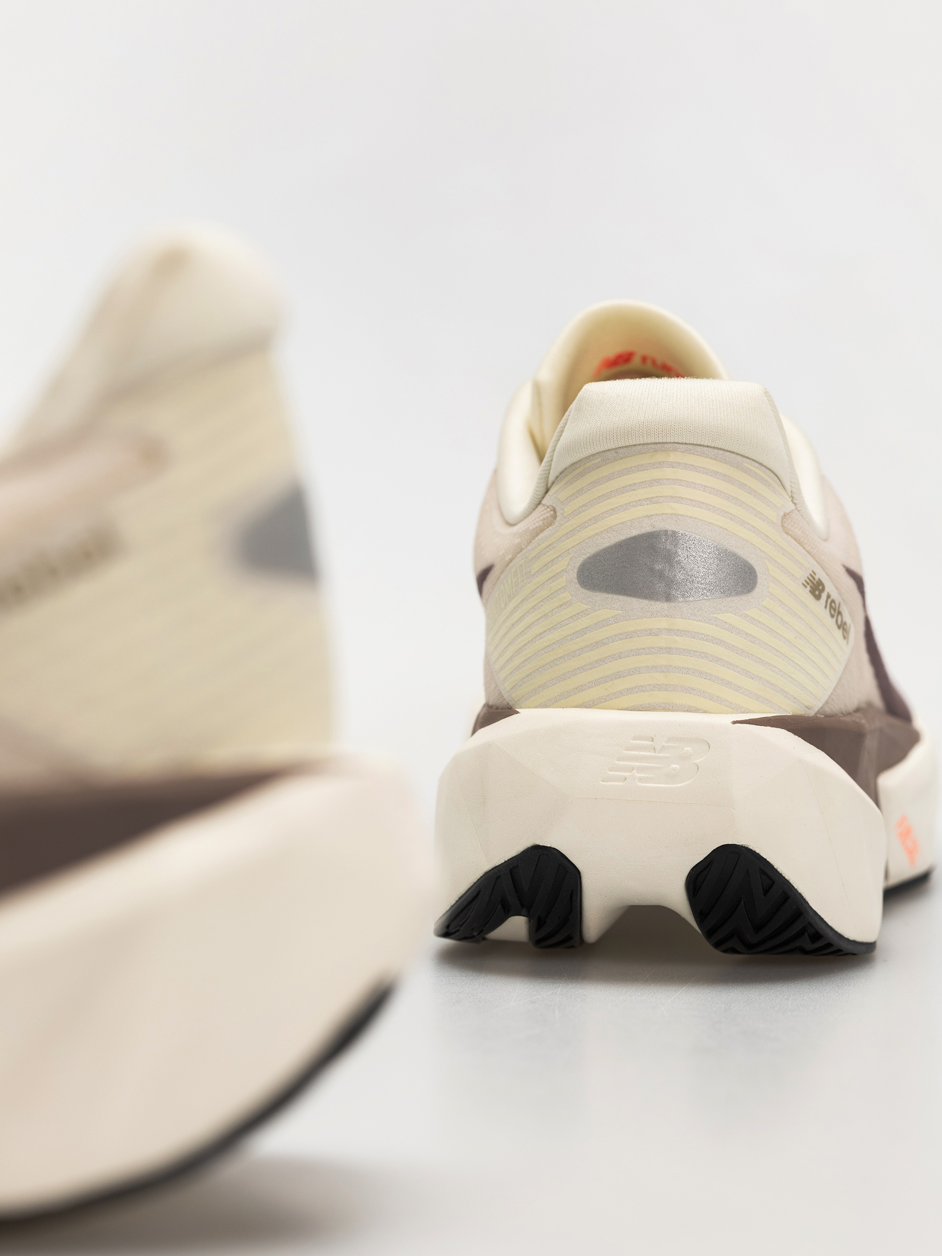 Boty New Balance Fuelcell Rebel V5 (angora)