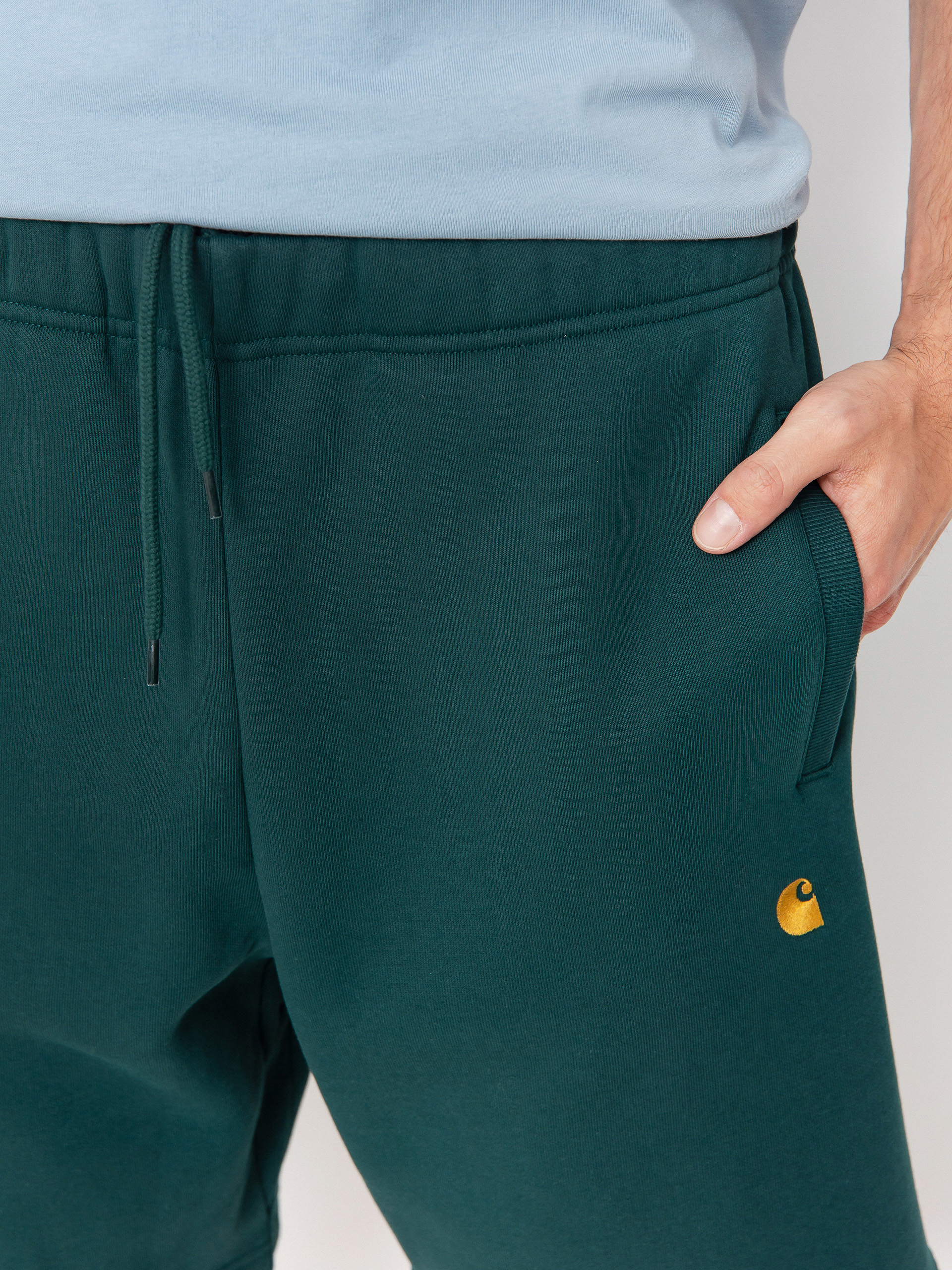 Kraťasy Carhartt WIP Chase (dark fir/gold)