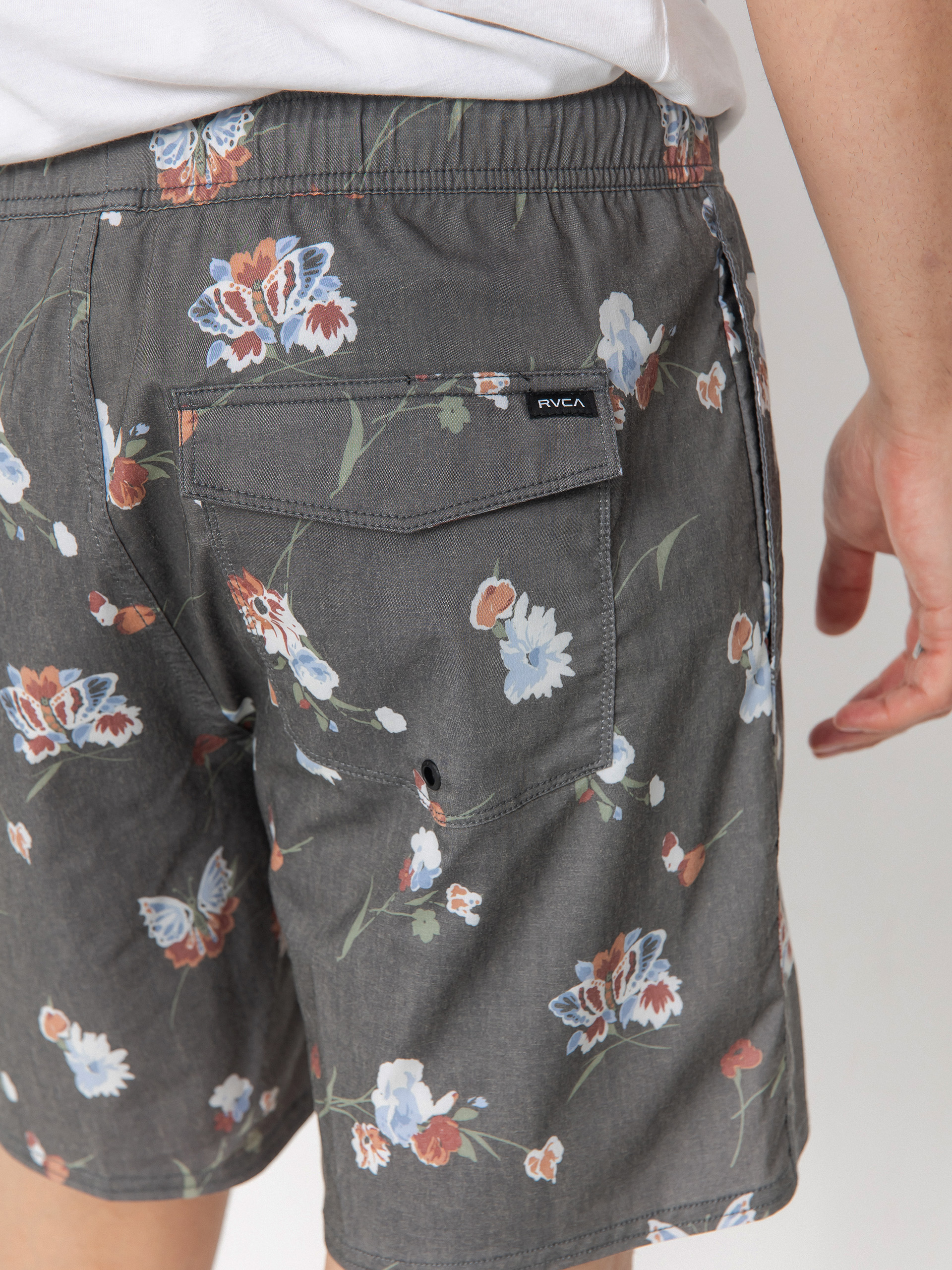 Kraťasy RVCA Barnes Elastic Short 17 (black floral print)