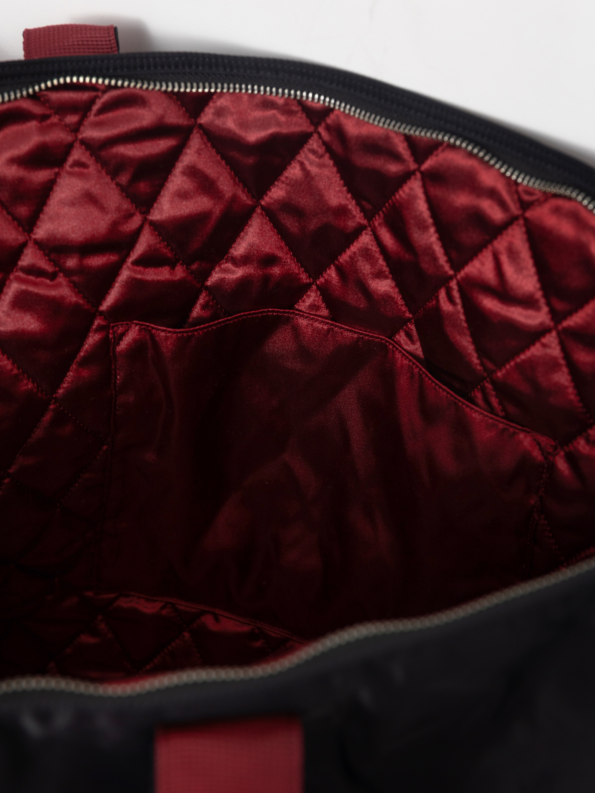 Kabelka Carhartt WIP Alumni Tote (black/scarlet)