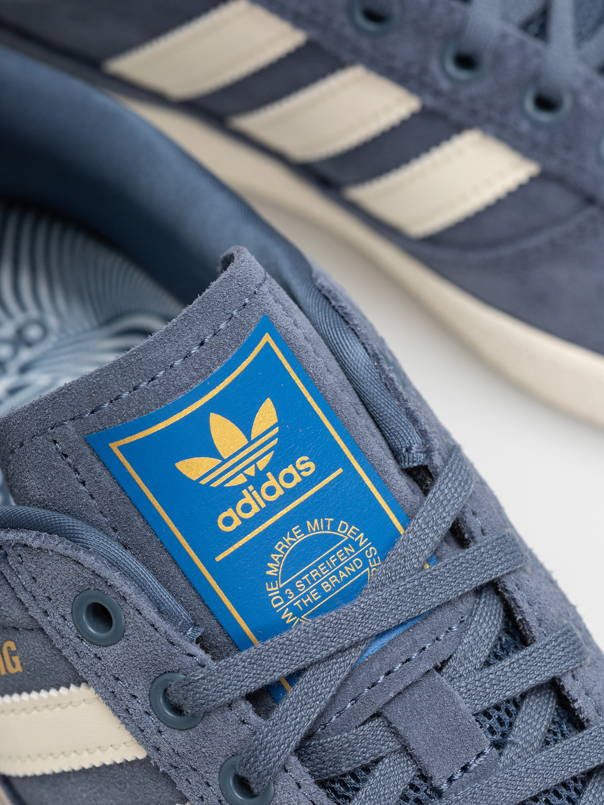 Boty adidas Puig Indoor (prloin/owhite/blubir)