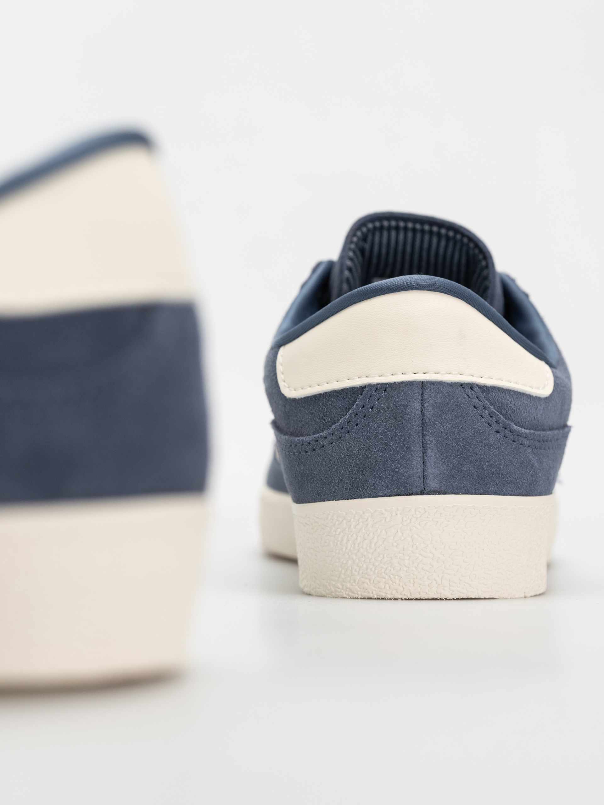 Boty adidas Puig Indoor (prloin/owhite/blubir)
