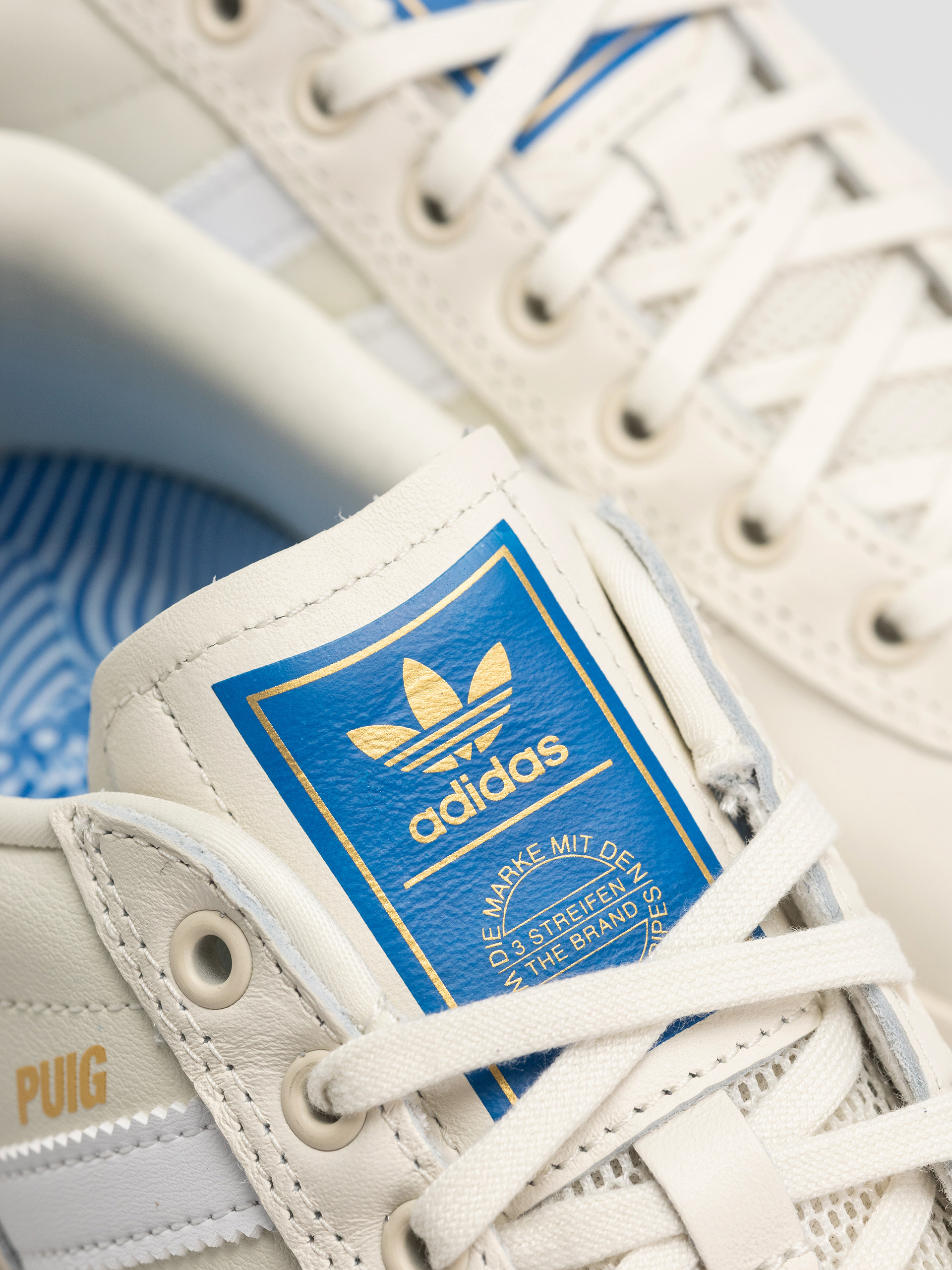Boty adidas Puig Indoor (owhite/ftwwht/blubir)
